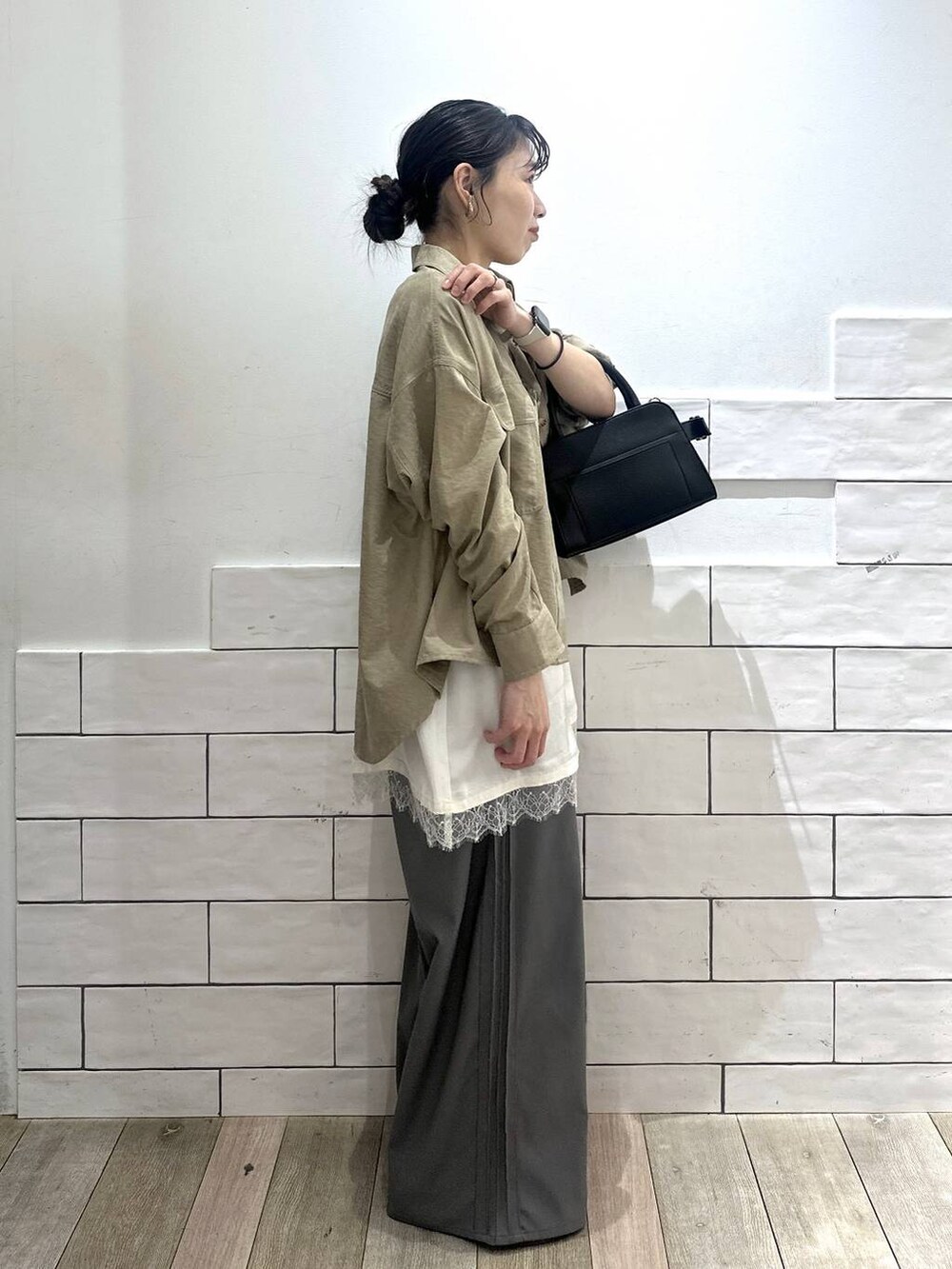 ホワイト系のTシャツ/カットソー、グレー系のその他パンツ、ベージュ系のシャツ/ブラウスを着用したレディースの冬コーディネートの2枚目の写真