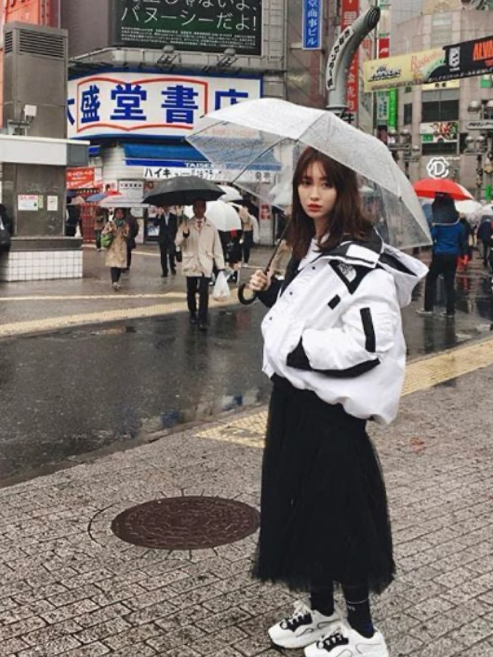 「小嶋陽菜、小嶋陽菜さん着用、sacai」｜「Sacaiのアイテム（ダウンジャケット/コート、ホワイト系）」を使った、cocoさん（骨格ウェーブ・レディース・166cm）の冬コーディネートの3枚目の写真