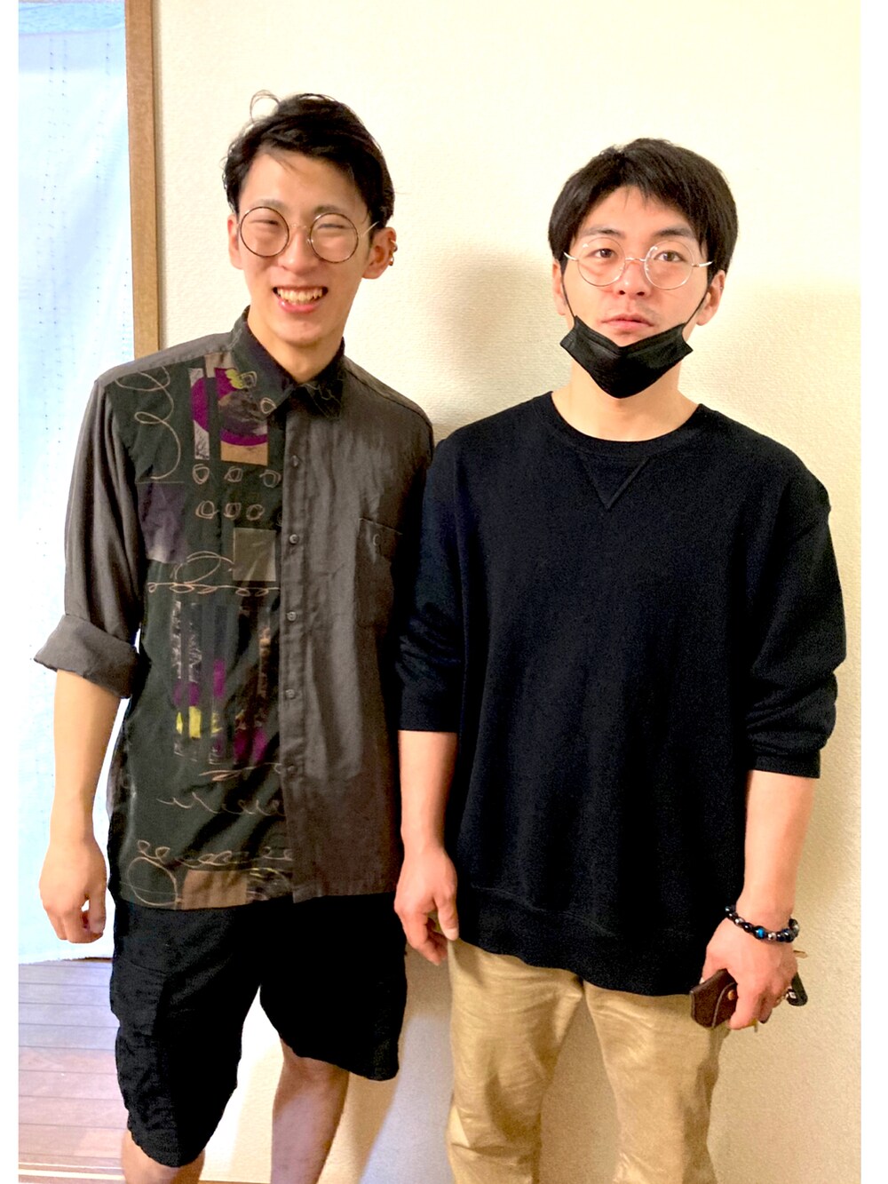 ホワイト系のスニーカー、ブラック系のカーゴパンツ、グレー系のシャツ/ブラウスを着用したメンズの春コーディネートの2枚目の写真