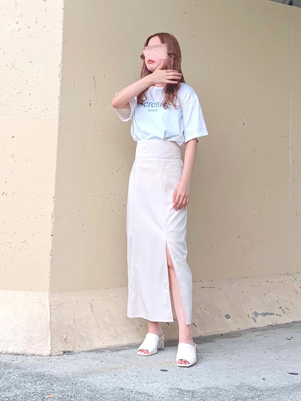 ホワイト系のTシャツ/カットソー、ホワイト系のTシャツ/カットソー、ホワイト系のスカートを着用したレディースの夏コーディネートの4枚目の写真