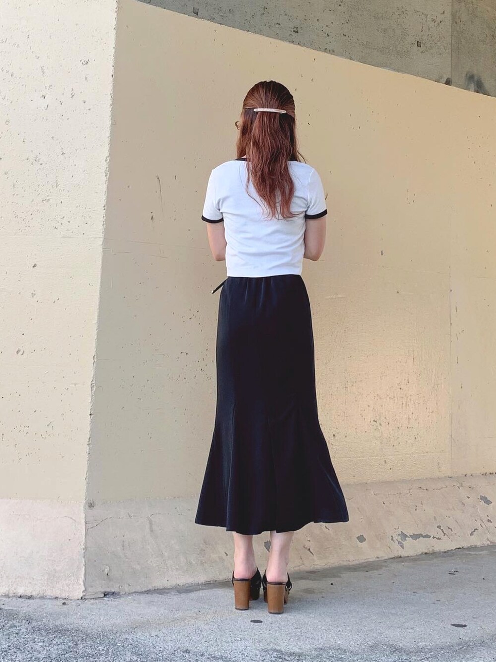 ホワイト系のトップス、ホワイト系のTシャツ/カットソー、ブラック系のスカートを着用したレディースの夏コーディネートの4枚目の写真