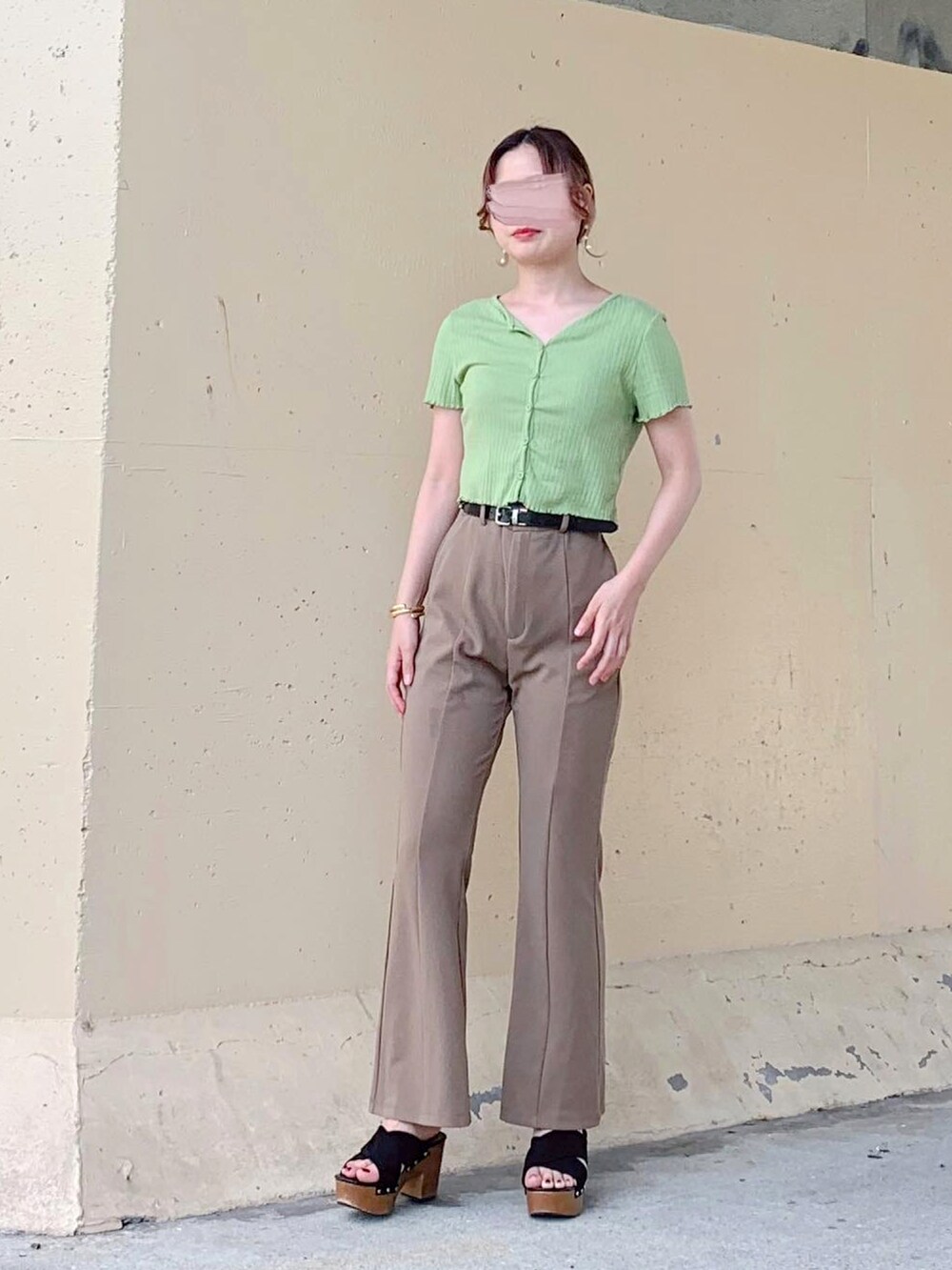 グリーン系のトップス、ベージュ系のその他パンツ、ブラック系のパンツを着用したレディースの夏コーディネートの4枚目の写真