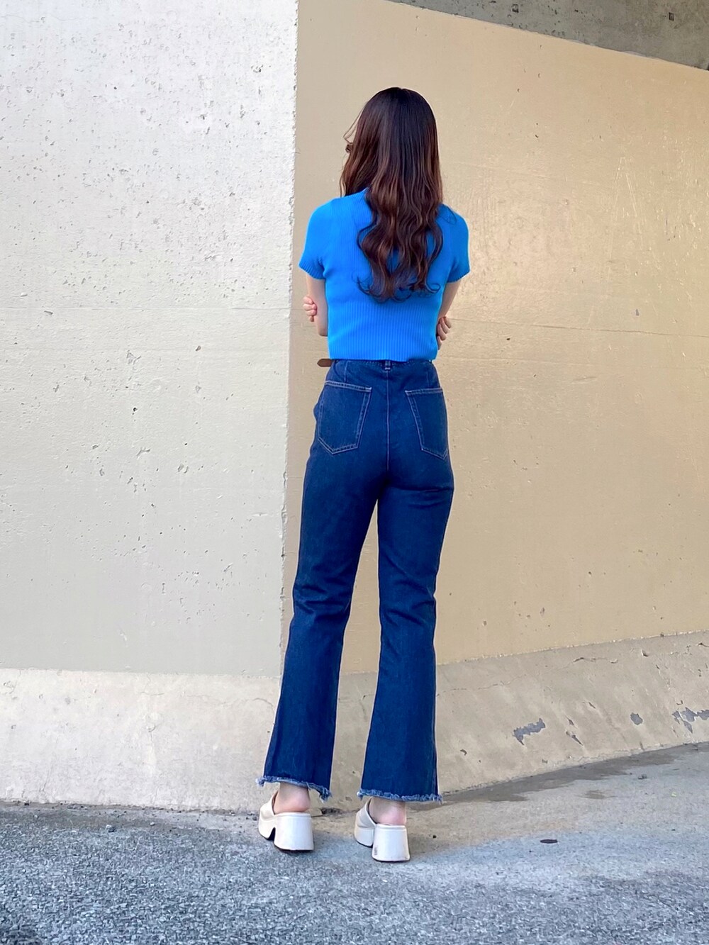 グリーン系のTシャツ/カットソー、ブルー系のデニムパンツ、ブルー系のデニムパンツを着用したレディースの秋コーディネートの5枚目の写真