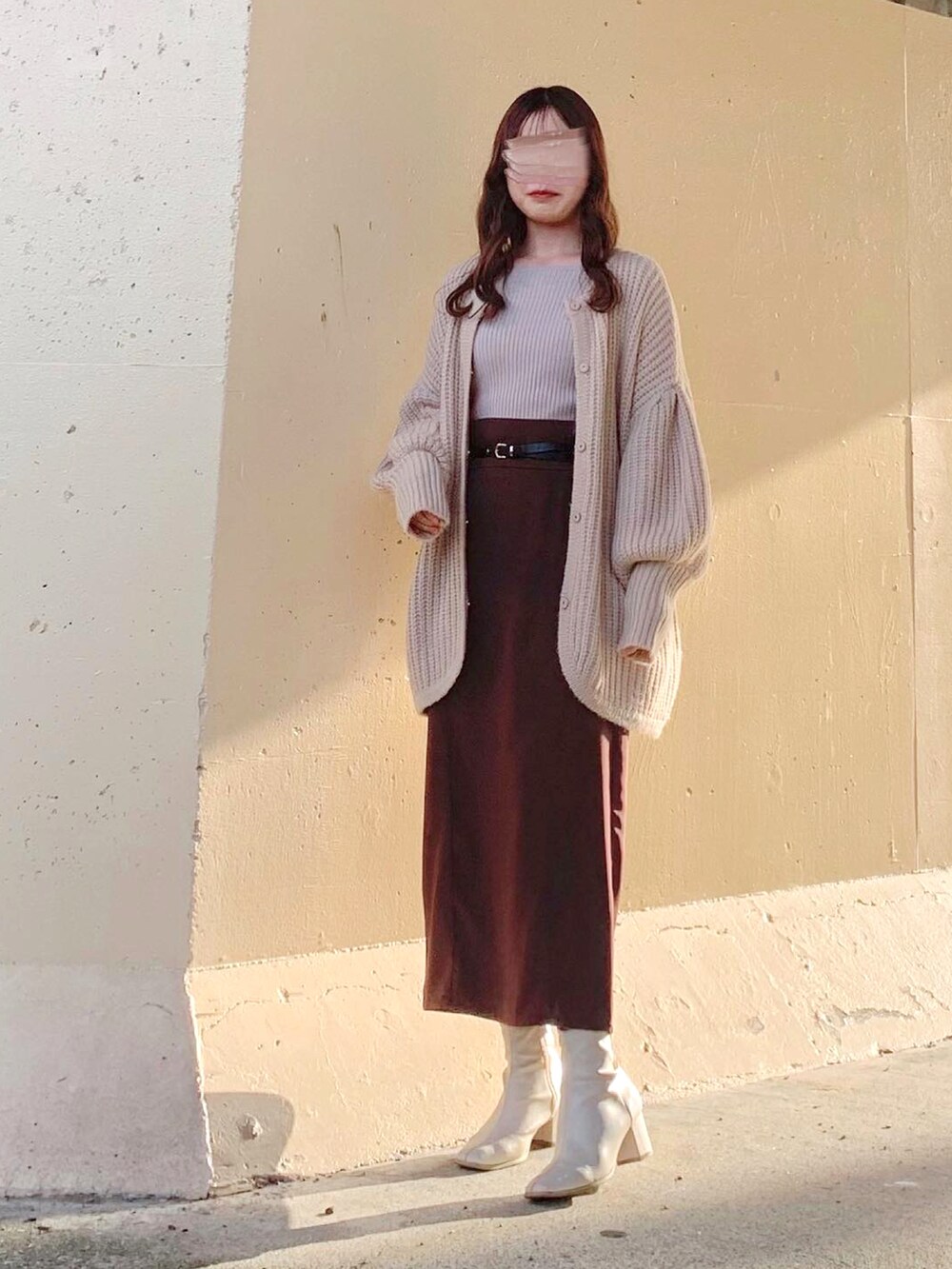 ホワイト系のニット/セーター、ホワイト系のカーディガン/ボレロ、ベージュ系のカーディガン/ボレロを着用したレディースの秋コーディネートの3枚目の写真