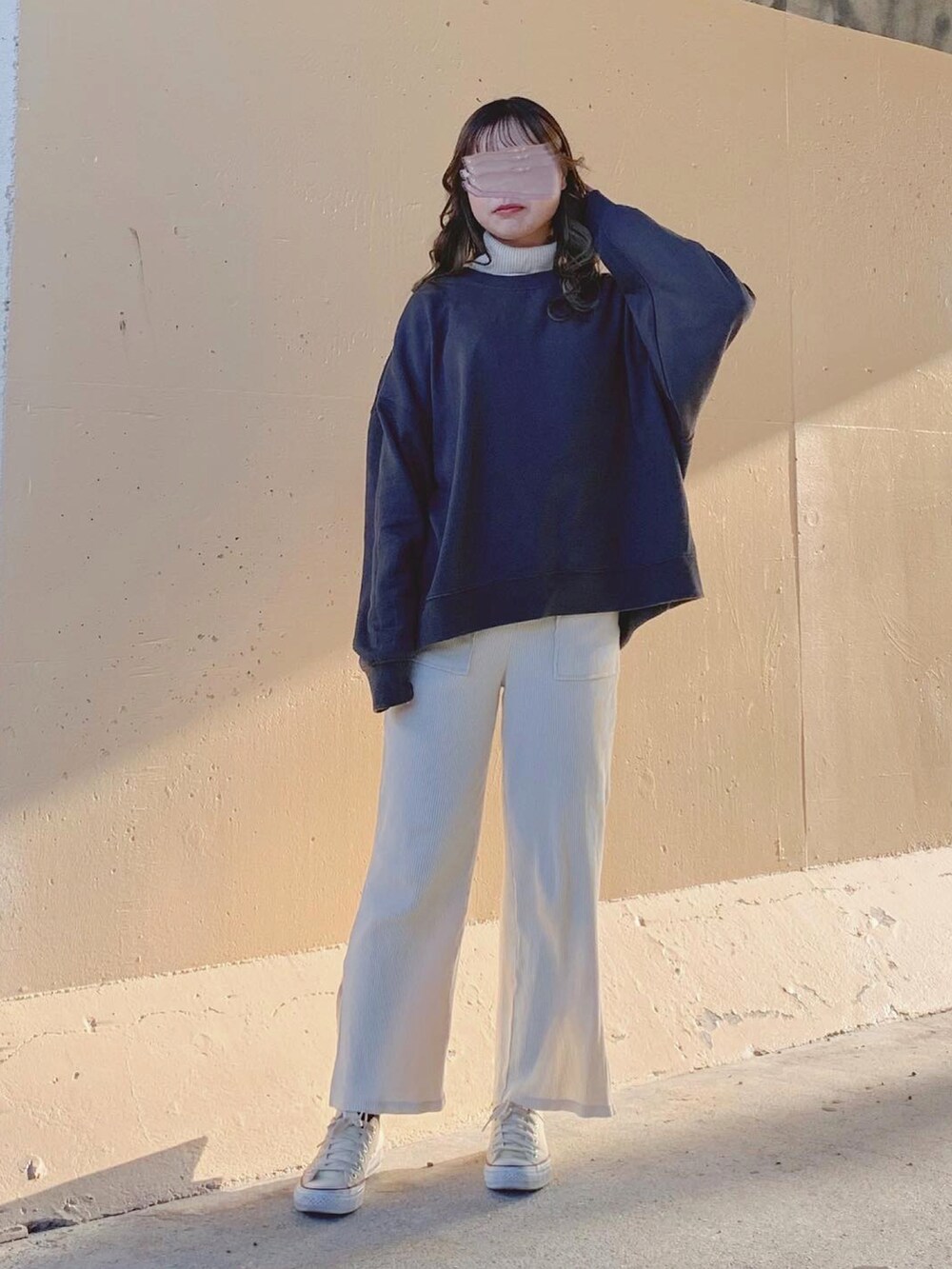 ブラック系のTシャツ/カットソー、ブラック系のスウェット、ベージュ系のその他パンツを着用したレディースの秋コーディネートの4枚目の写真