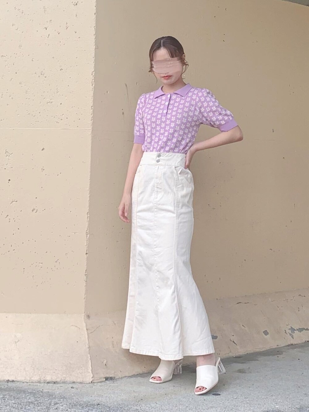 パープル系のトップス、ホワイト系のスカート、ホワイト系のスカートを着用したレディースの夏コーディネートの2枚目の写真