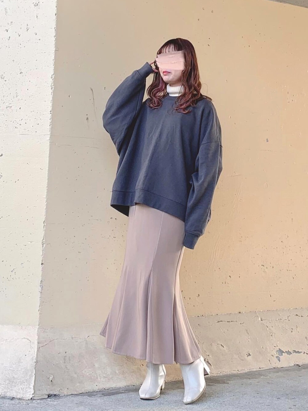 グレー系のスウェット、ホワイト系のニット/セーター、ホワイト系のニット/セーターを着用したレディースの春コーディネートの3枚目の写真