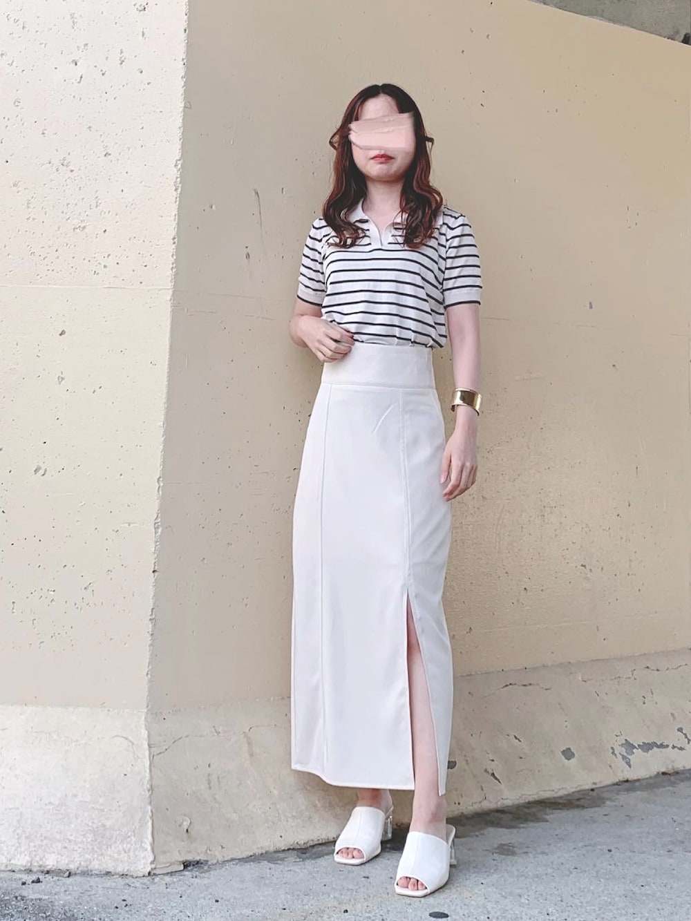 ホワイト系のトップス、ホワイト系のスカート、ホワイト系のスカートを着用したレディースの夏コーディネートの2枚目の写真