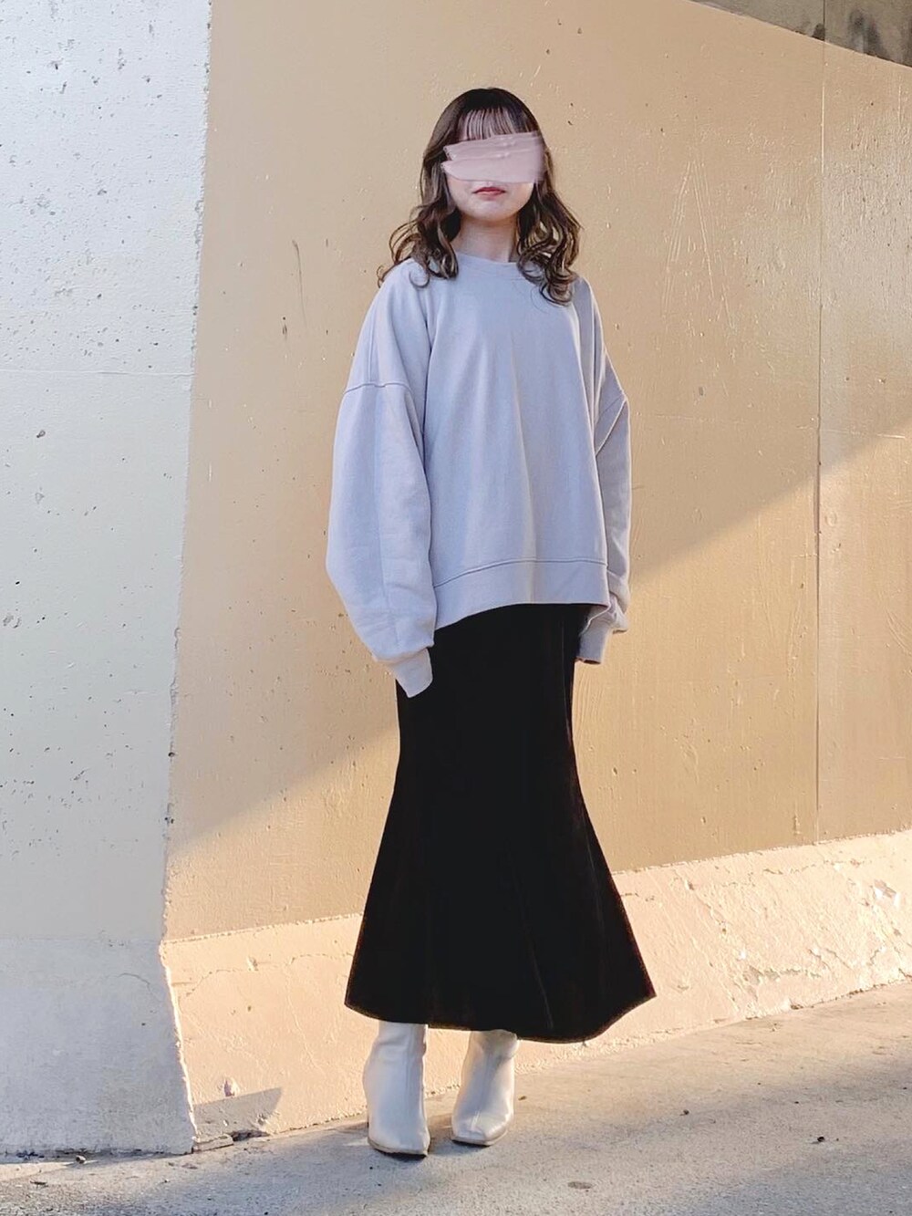 グレー系のスウェット、グリーン系のスウェット、ブラック系のスカートを着用したレディースの秋コーディネートの3枚目の写真