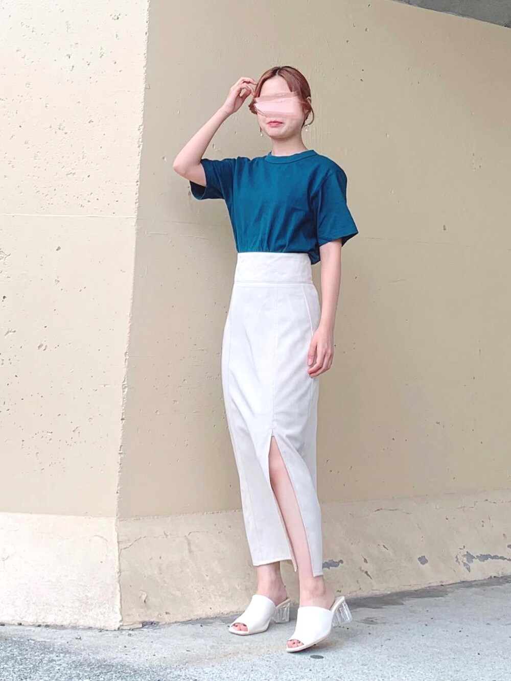 グリーン系のTシャツ/カットソー、ホワイト系のスカート、ホワイト系のスカートを着用したレディースの夏コーディネートの2枚目の写真