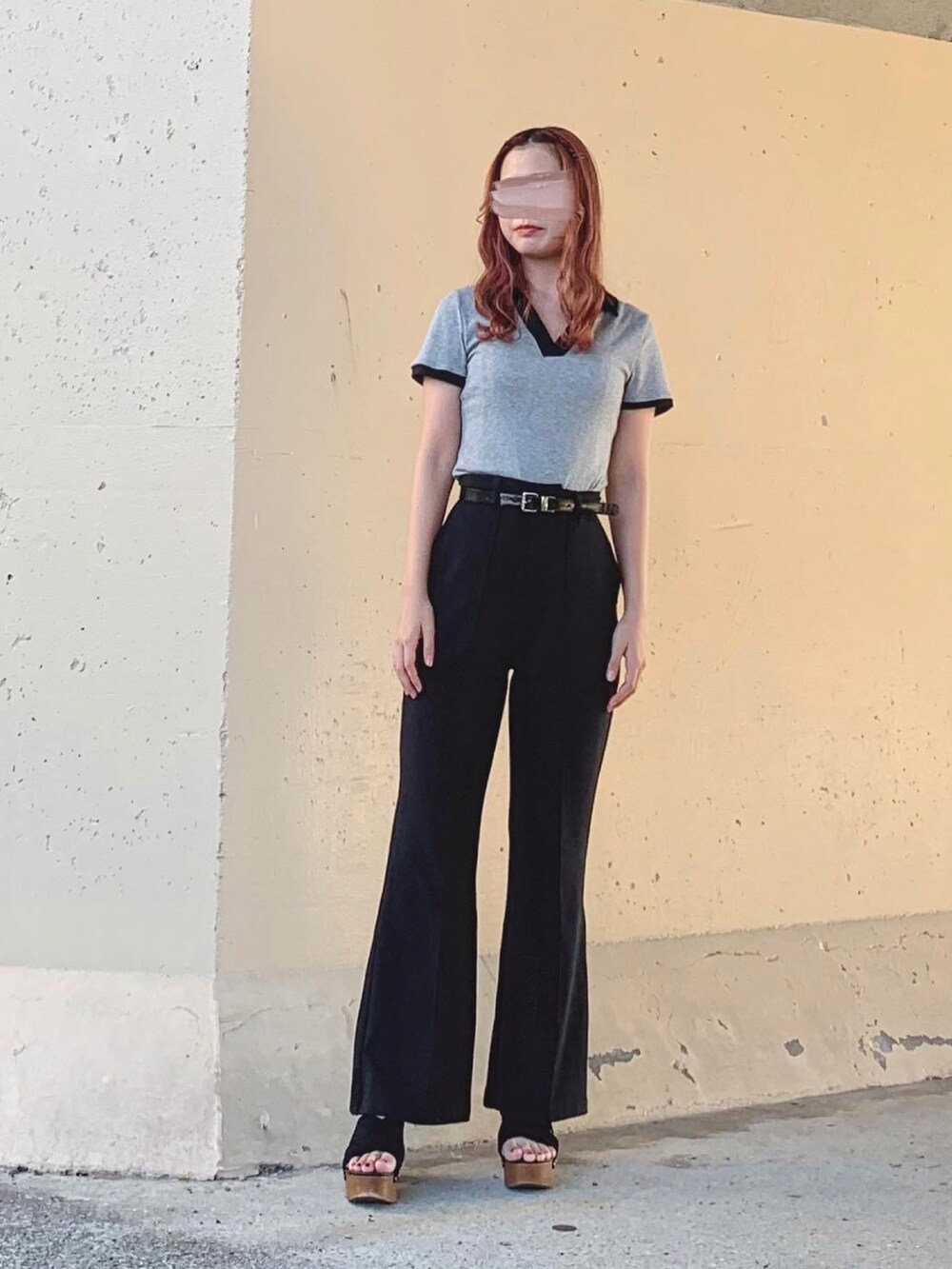 ホワイト系のニット/セーター、グレー系のトップス、ブラック系のその他パンツを着用したレディースの秋コーディネートの2枚目の写真