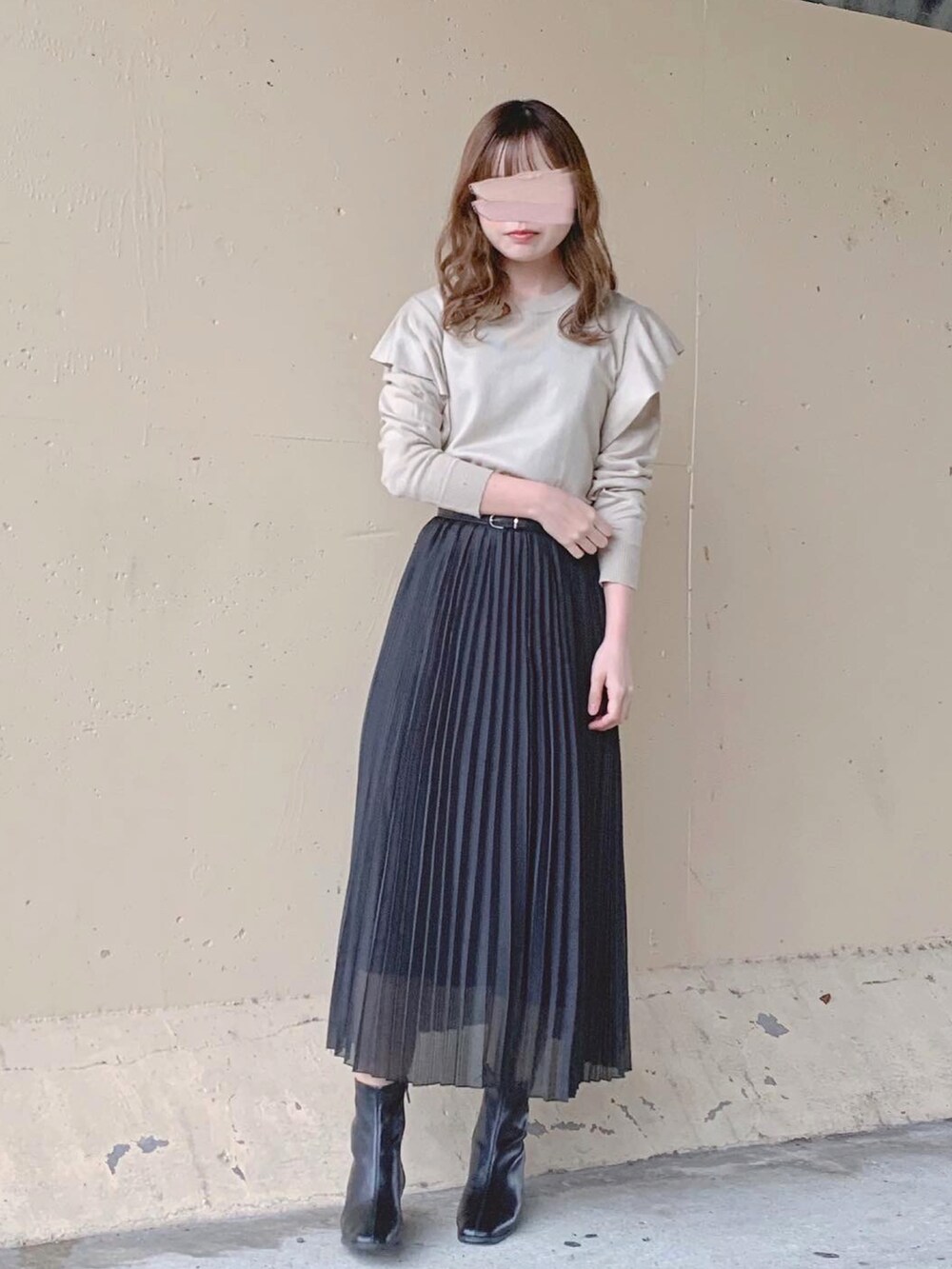 ホワイト系のニット/セーター、ベージュ系のニット/セーター、ベージュ系のニット/セーターを着用したレディースの秋コーディネートの2枚目の写真