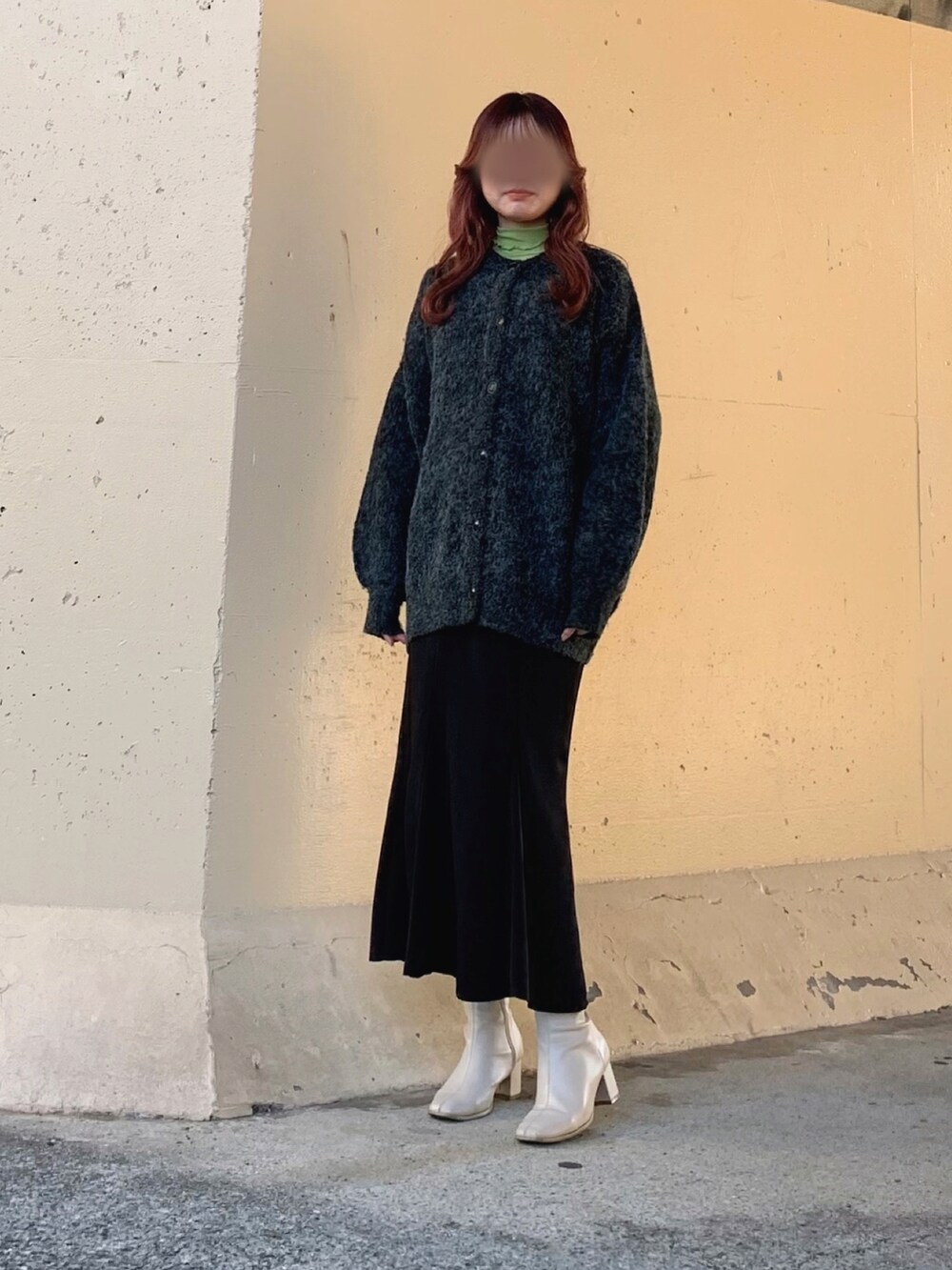 ブラック系のカーディガン/ボレロ、ブラック系のカーディガン/ボレロ、ホワイト系のTシャツ/カットソーを着用したレディースの春コーディネートの2枚目の写真