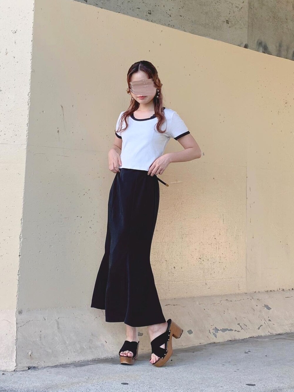 ホワイト系のトップス、ホワイト系のTシャツ/カットソー、ブラック系のスカートを着用したレディースの夏コーディネートの2枚目の写真