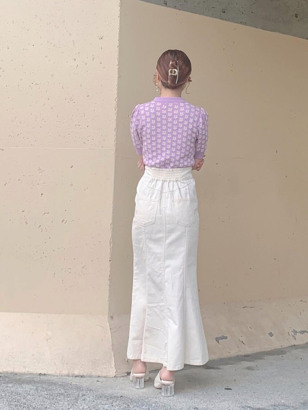 パープル系のトップス、ホワイト系のスカート、ホワイト系のスカートを着用したレディースの夏コーディネートの4枚目の写真