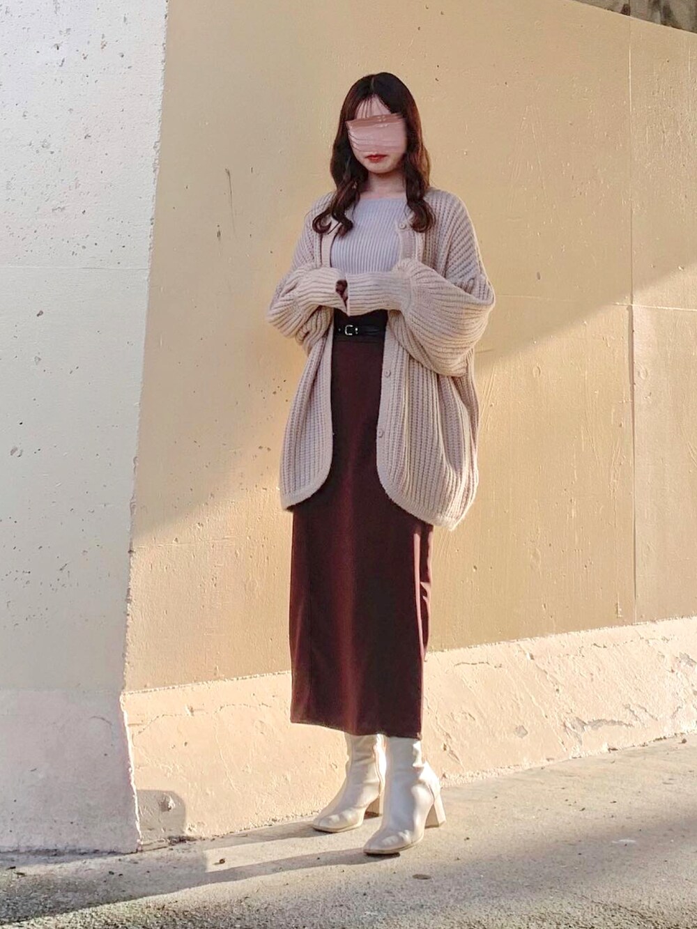 ホワイト系のニット/セーター、ホワイト系のカーディガン/ボレロ、ベージュ系のカーディガン/ボレロを着用したレディースの秋コーディネートの2枚目の写真