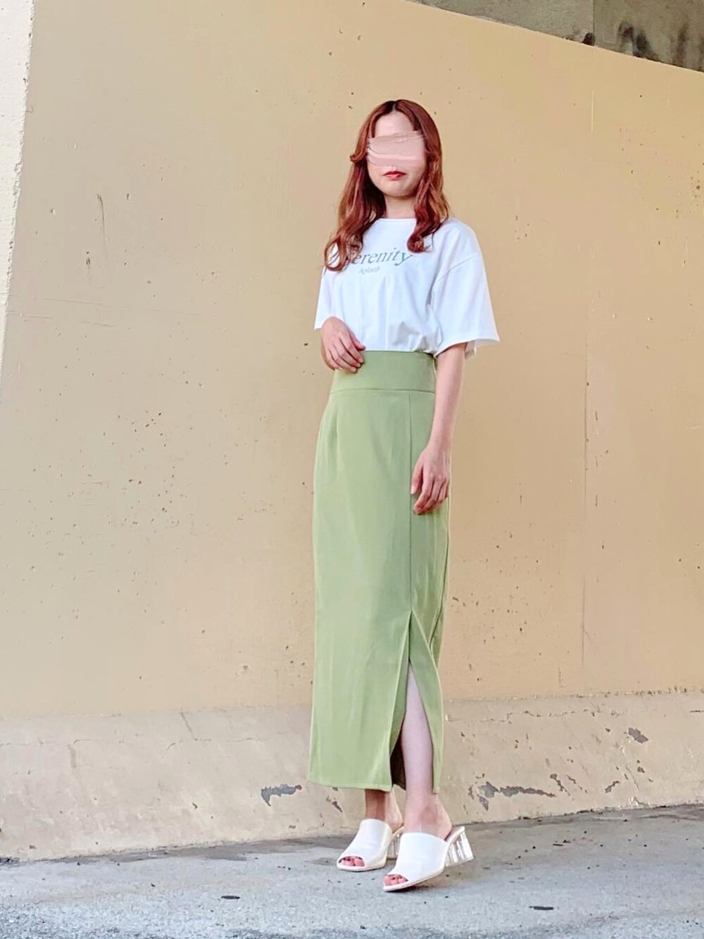 ホワイト系のTシャツ/カットソー、グリーン系のスカート、グリーン系のスカートを着用したレディースの夏コーディネートの2枚目の写真