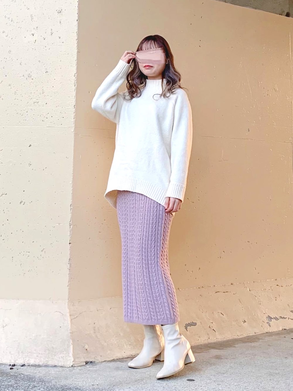 ホワイト系のダウンジャケット/コート、ホワイト系のブルゾン、ホワイト系のニット/セーターを着用したレディースの冬コーディネートの4枚目の写真