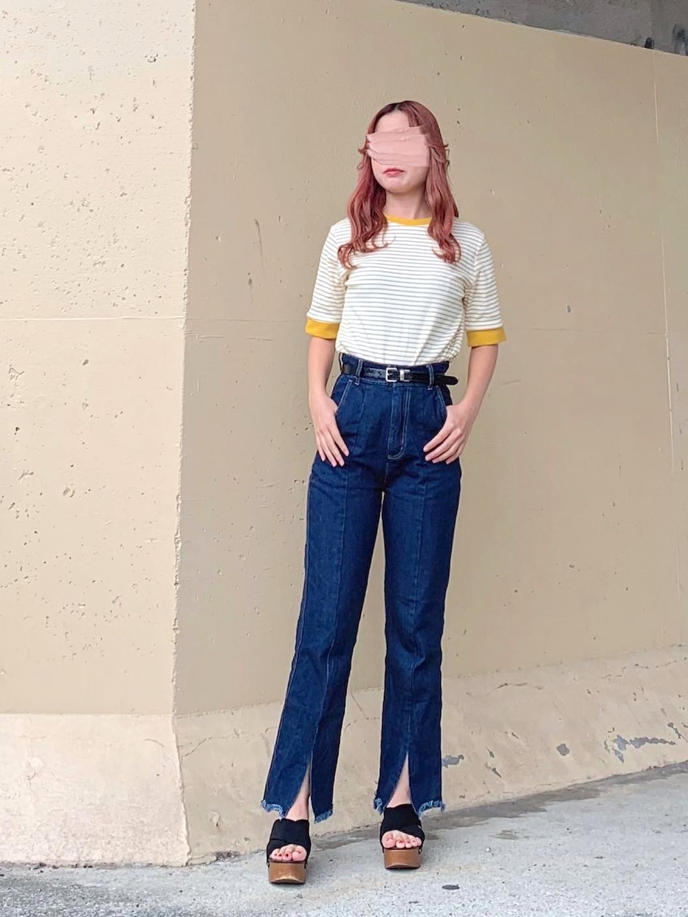 イエロー系のトップス、ブルー系のデニムパンツ、ブラック系のデニムパンツを着用したレディースの秋コーディネートの2枚目の写真