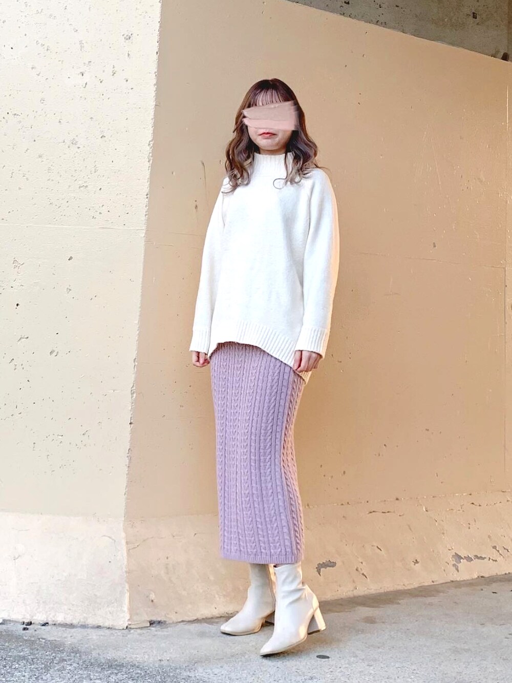 ホワイト系のダウンジャケット/コート、ホワイト系のブルゾン、ホワイト系のニット/セーターを着用したレディースの冬コーディネートの3枚目の写真