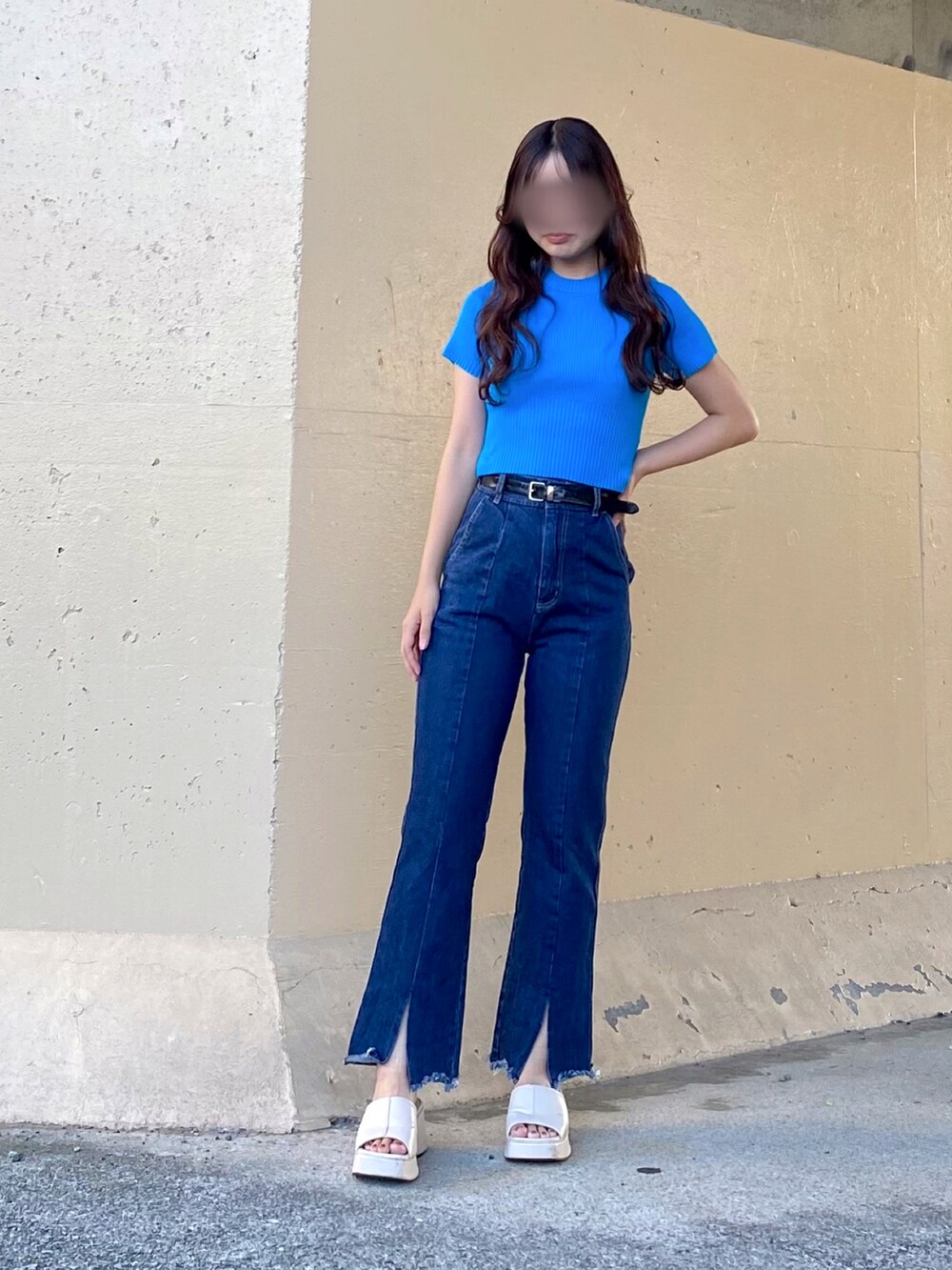 グリーン系のTシャツ/カットソー、ブルー系のデニムパンツ、ブルー系のデニムパンツを着用したレディースの秋コーディネートの3枚目の写真