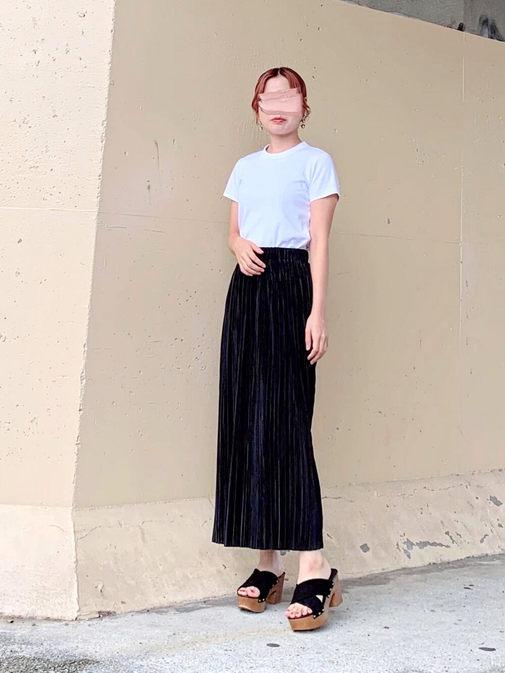 ホワイト系のTシャツ/カットソー、ホワイト系のTシャツ/カットソー、ブラック系のスカートを着用したレディースの秋コーディネートの2枚目の写真