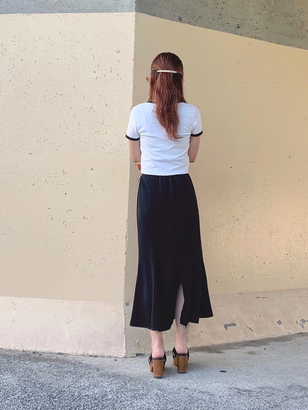 ホワイト系のトップス、ホワイト系のTシャツ/カットソー、ブラック系のスカートを着用したレディースの夏コーディネートの5枚目の写真