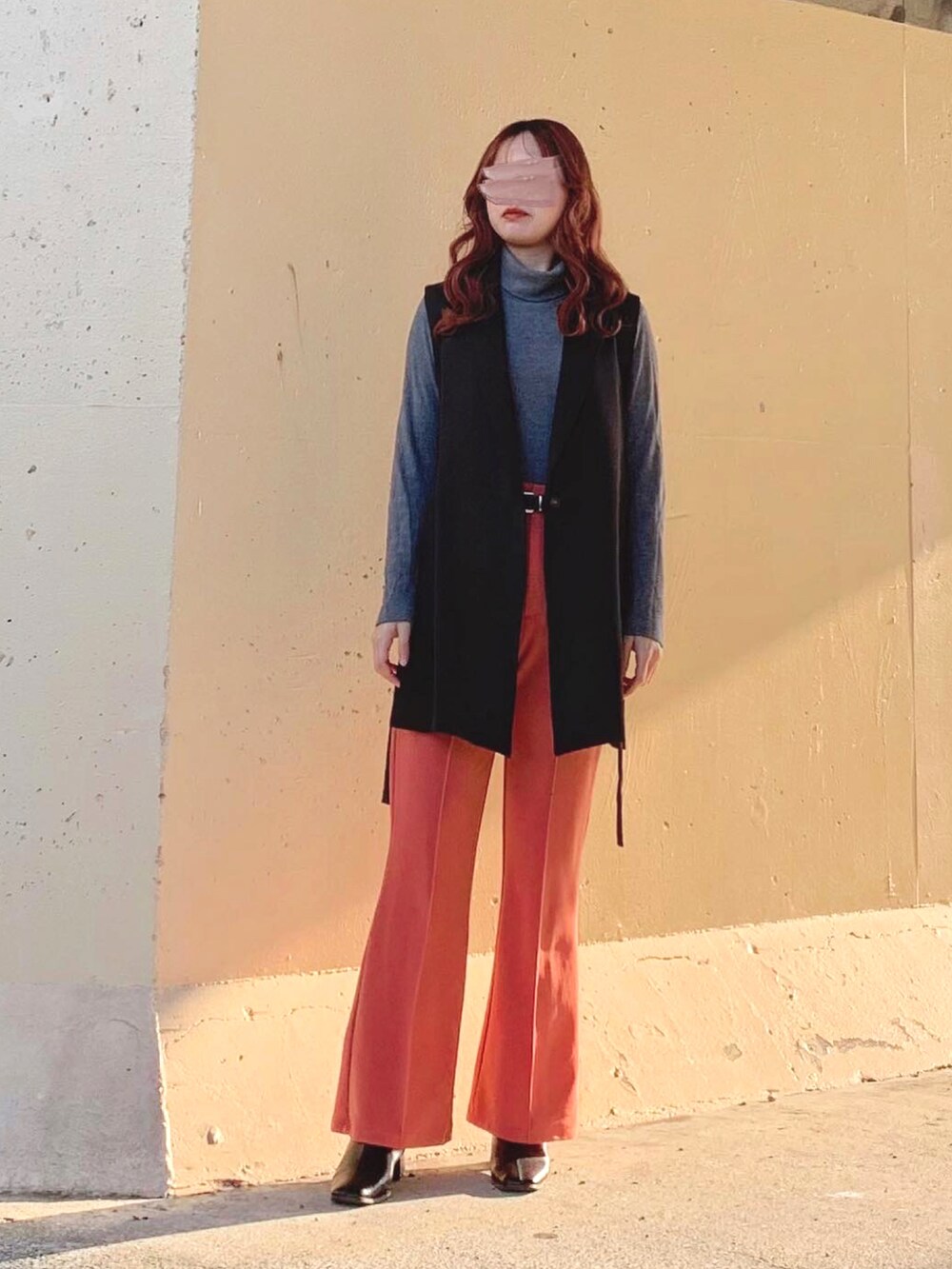 ブルー系のニット/セーター、グレー系のニット/セーター、グレー系のTシャツ/カットソーを着用したレディースの秋コーディネートの2枚目の写真