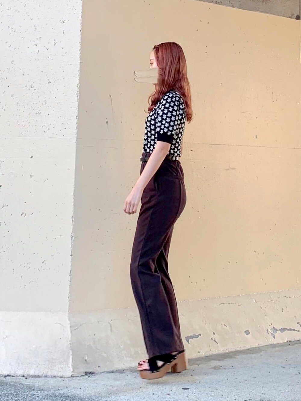 ブラック系のトップス、ブラック系のTシャツ/カットソー、ブラウン系のその他パンツを着用したレディースの秋コーディネートの3枚目の写真