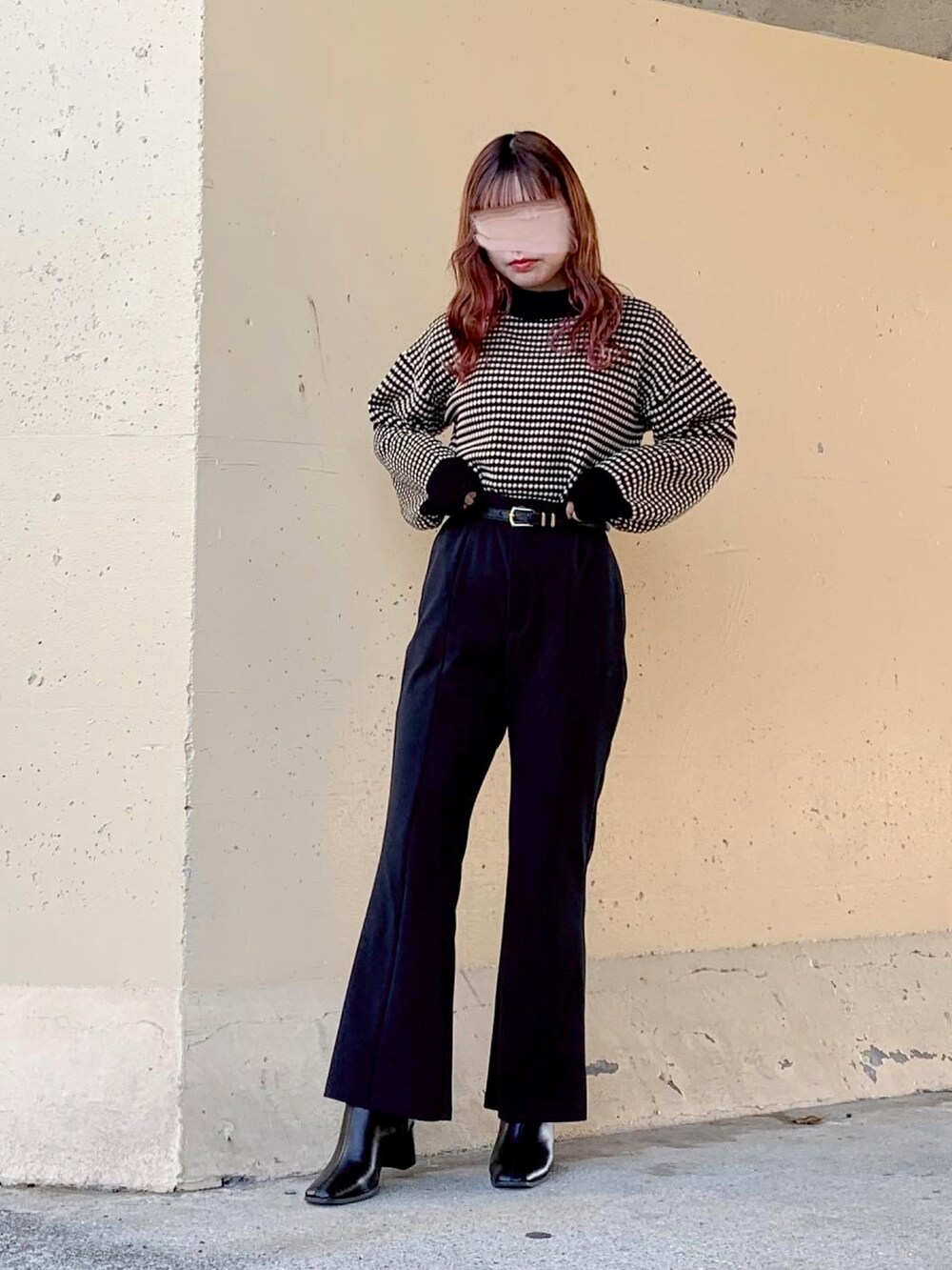 ブラック系のニット/セーター、ブラック系のニット/セーター、ブラック系のその他パンツを着用したレディースの春コーディネートの2枚目の写真