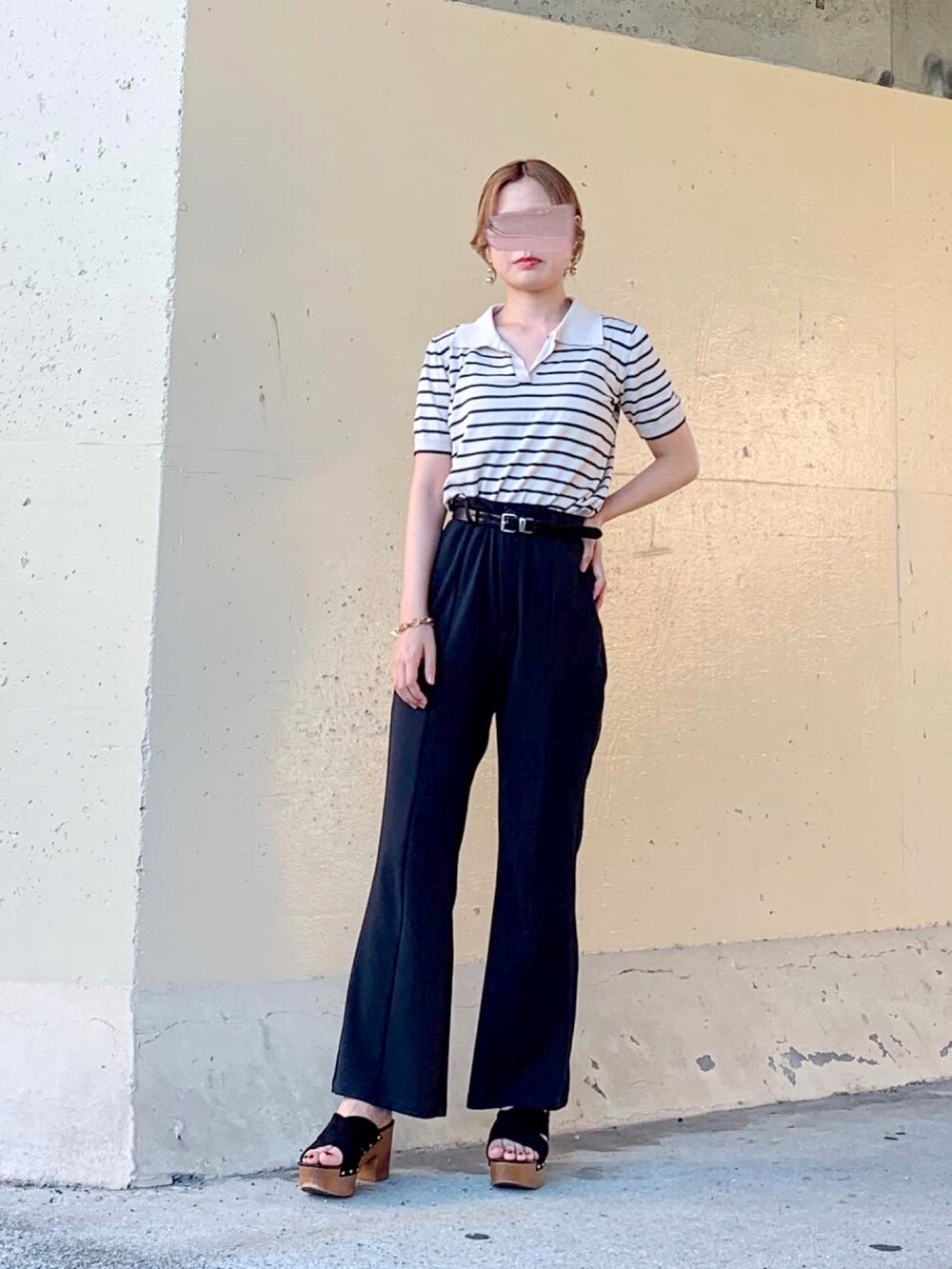 ホワイト系のトップス、ブラック系のその他パンツ、ブラック系のスラックスを着用したレディースの夏コーディネートの4枚目の写真