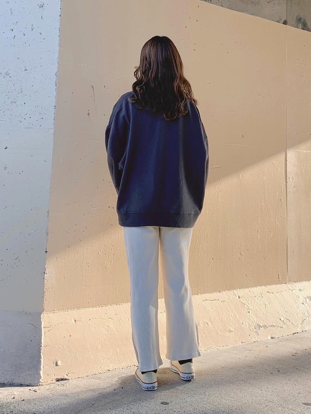 ブラック系のTシャツ/カットソー、ブラック系のスウェット、ベージュ系のその他パンツを着用したレディースの秋コーディネートの5枚目の写真