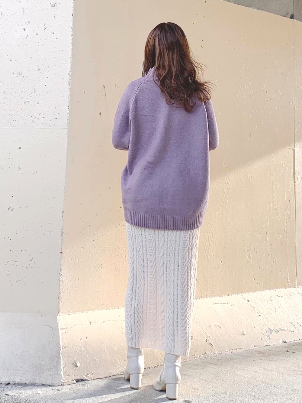 ホワイト系のブルゾン、ベージュ系のダッフルコート、パープル系のニット/セーターを着用したレディースの冬コーディネートの5枚目の写真