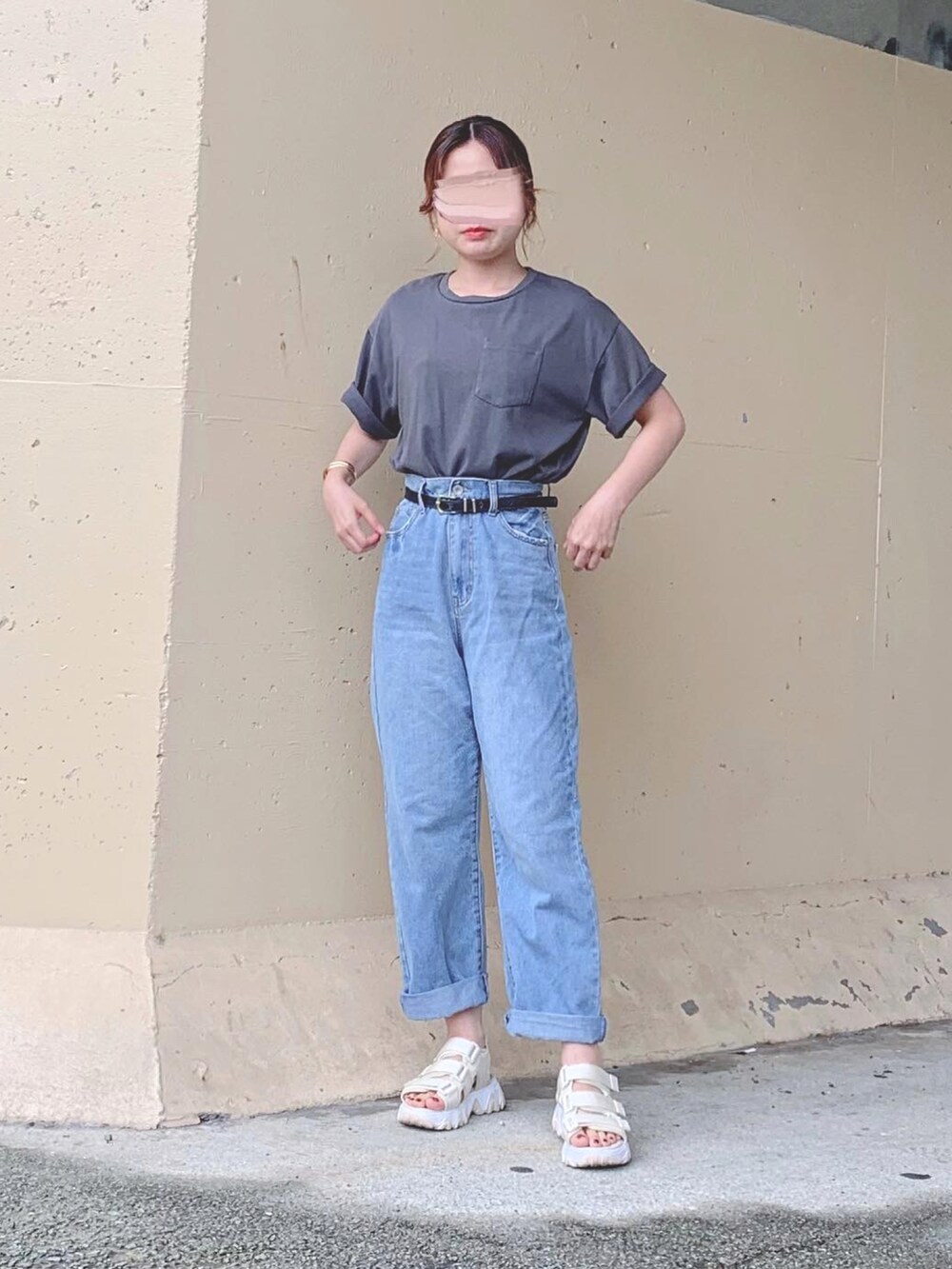 ブラック系のTシャツ/カットソー、グレー系のTシャツ/カットソー、ブルー系のデニムパンツを着用したレディースの夏コーディネートの3枚目の写真