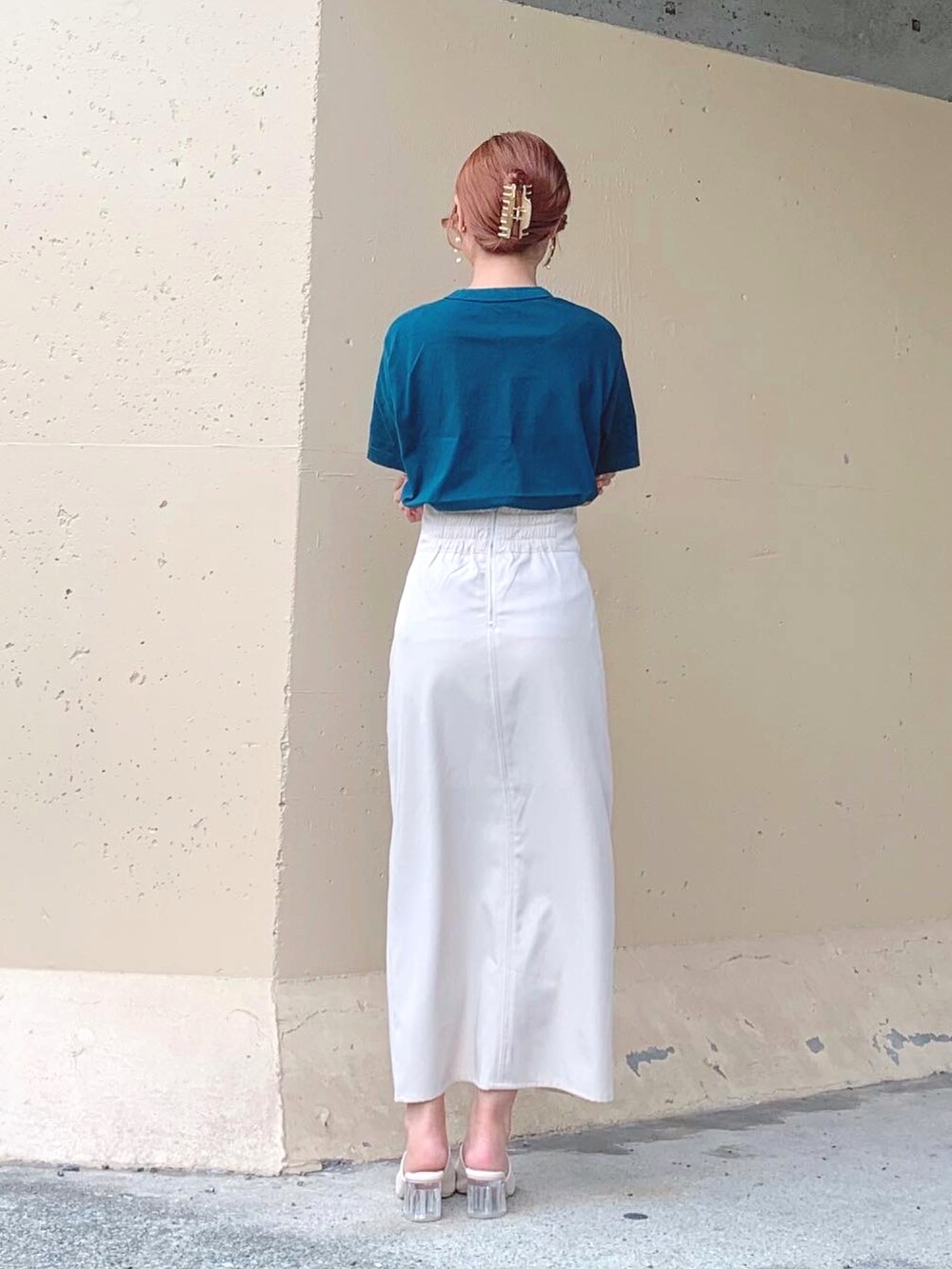 グリーン系のTシャツ/カットソー、ホワイト系のスカート、ホワイト系のスカートを着用したレディースの夏コーディネートの5枚目の写真