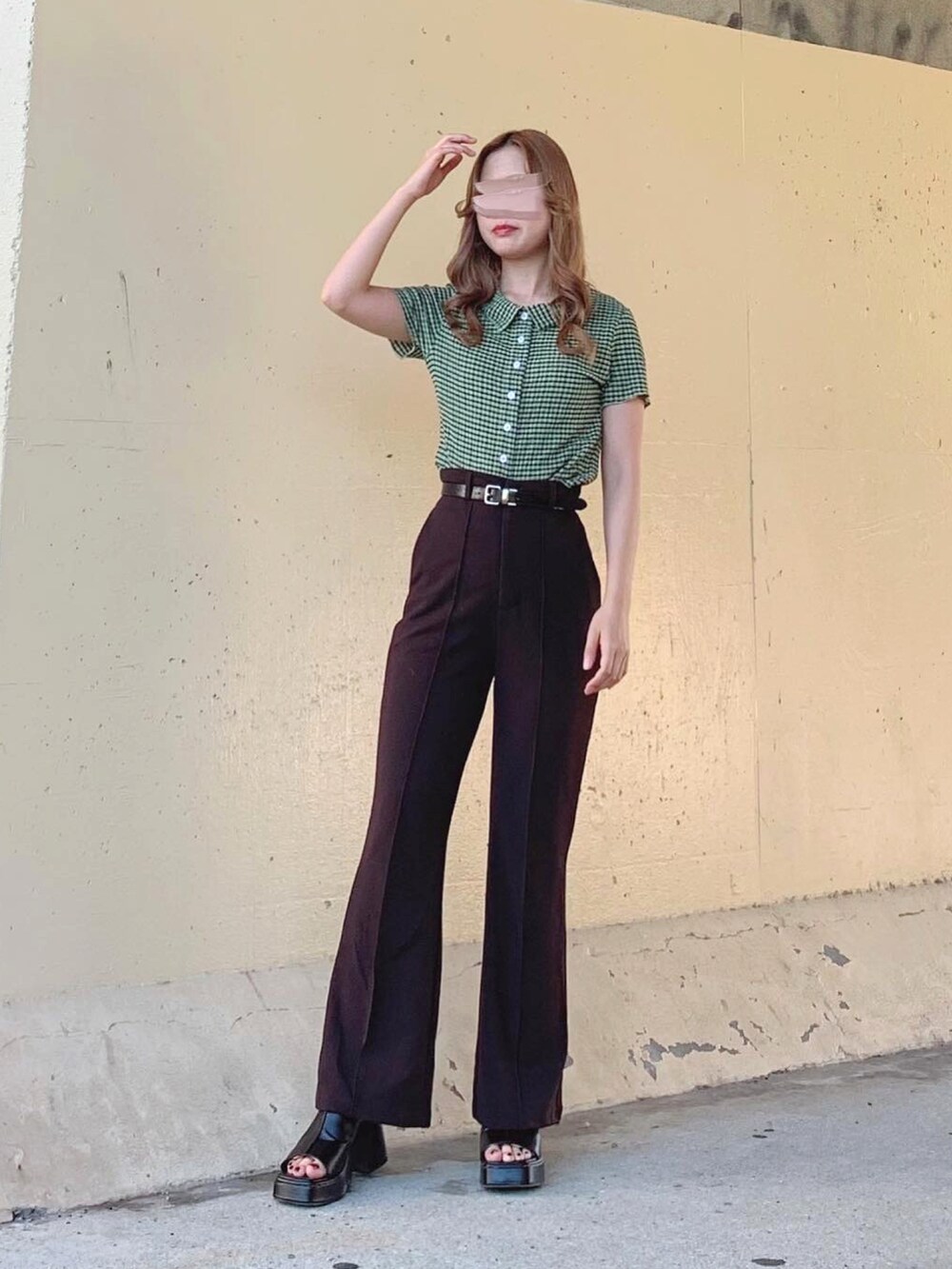 グリーン系のトップス、グリーン系のニット/セーター、ブラウン系のその他パンツを着用したレディースの夏コーディネートの4枚目の写真