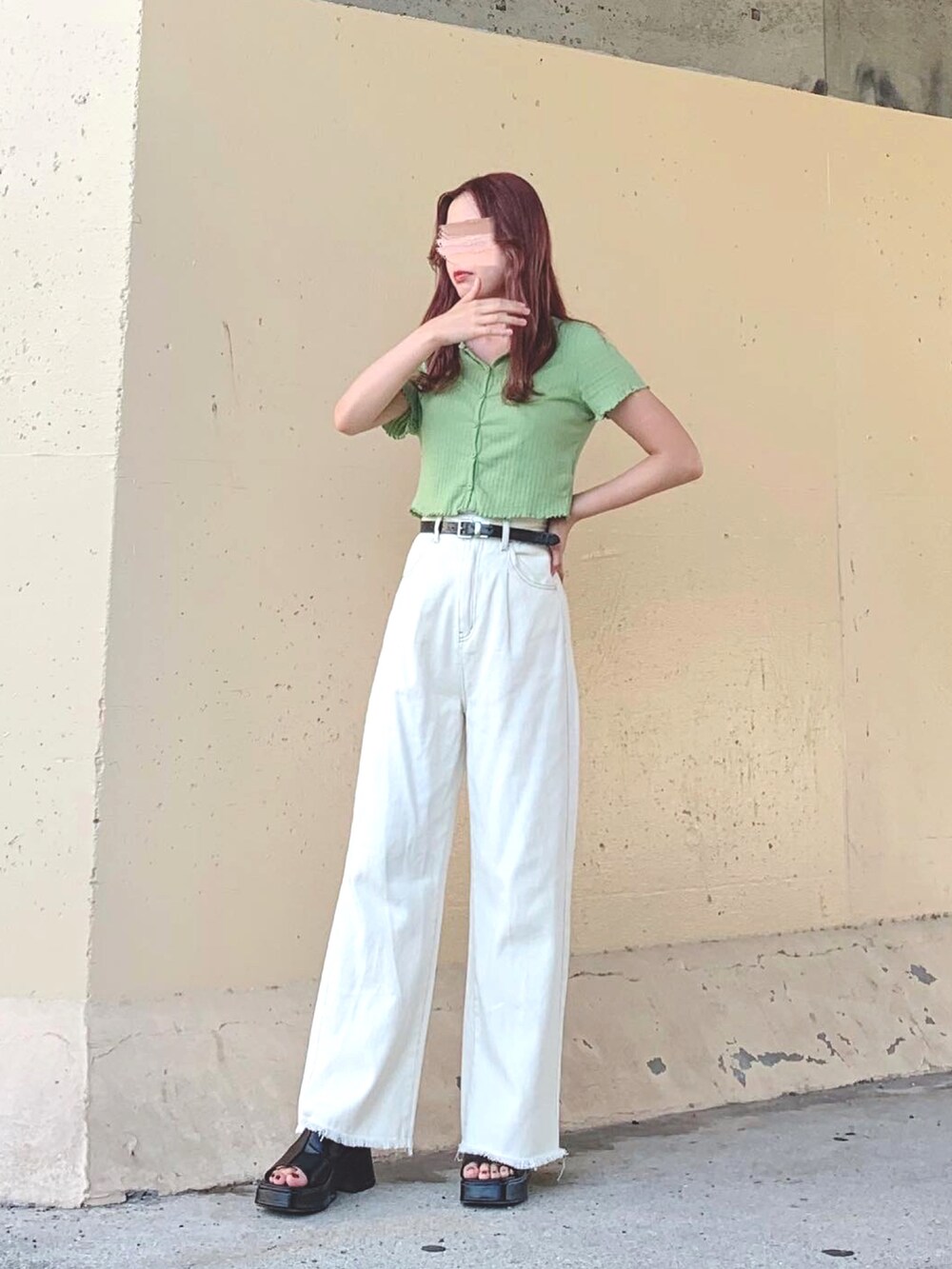 グリーン系のトップス、ホワイト系のその他パンツ、ホワイト系のその他パンツを着用したレディースの夏コーディネートの3枚目の写真