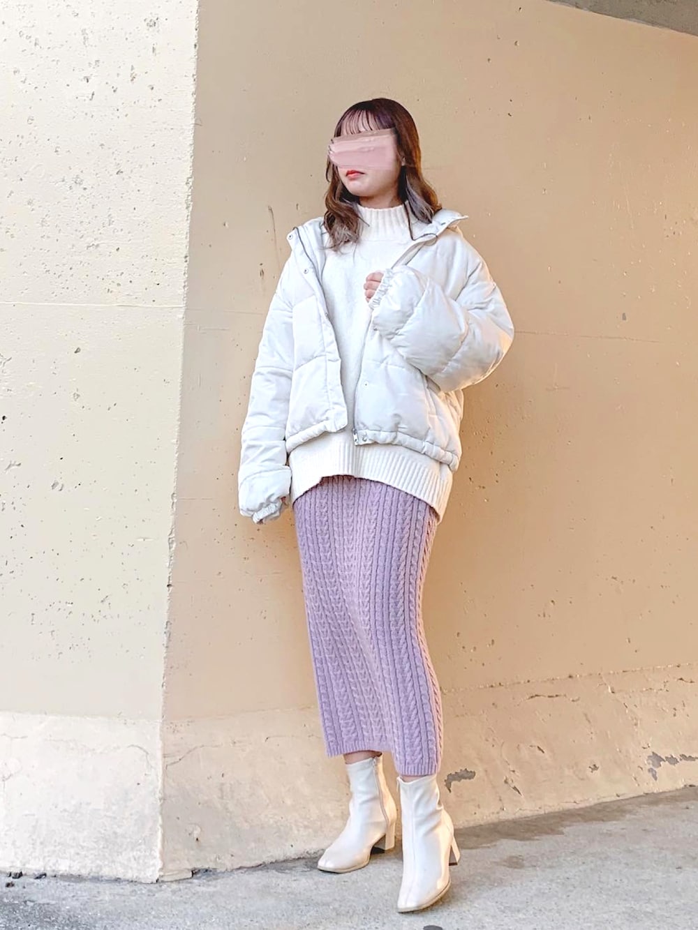 ホワイト系のダウンジャケット/コート、ホワイト系のブルゾン、ホワイト系のニット/セーターを着用したレディースの冬コーディネートの2枚目の写真