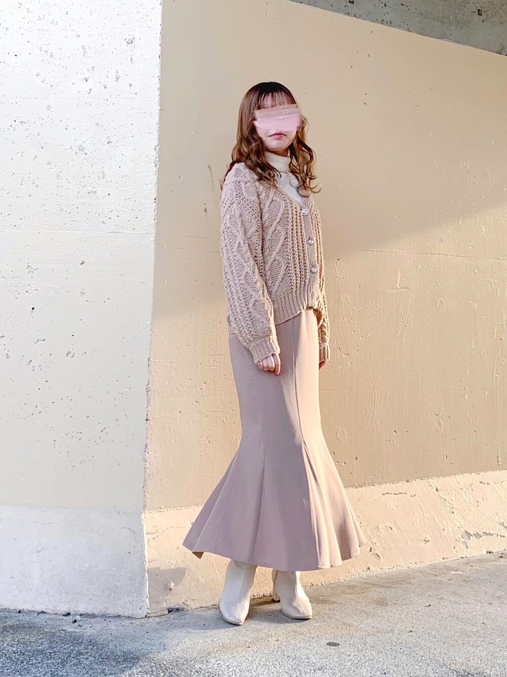 ベージュ系のカーディガン/ボレロ、ベージュ系のカーディガン/ボレロ、ホワイト系のニット/セーターを着用したレディースの冬コーディネートの3枚目の写真