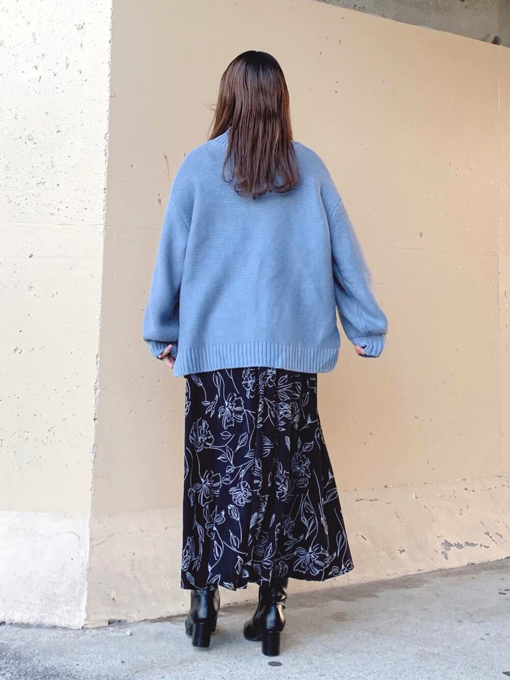 ブルー系のニット/セーター、ブルー系のニット/セーター、ホワイト系のスカートを着用したレディースの冬コーディネートの4枚目の写真