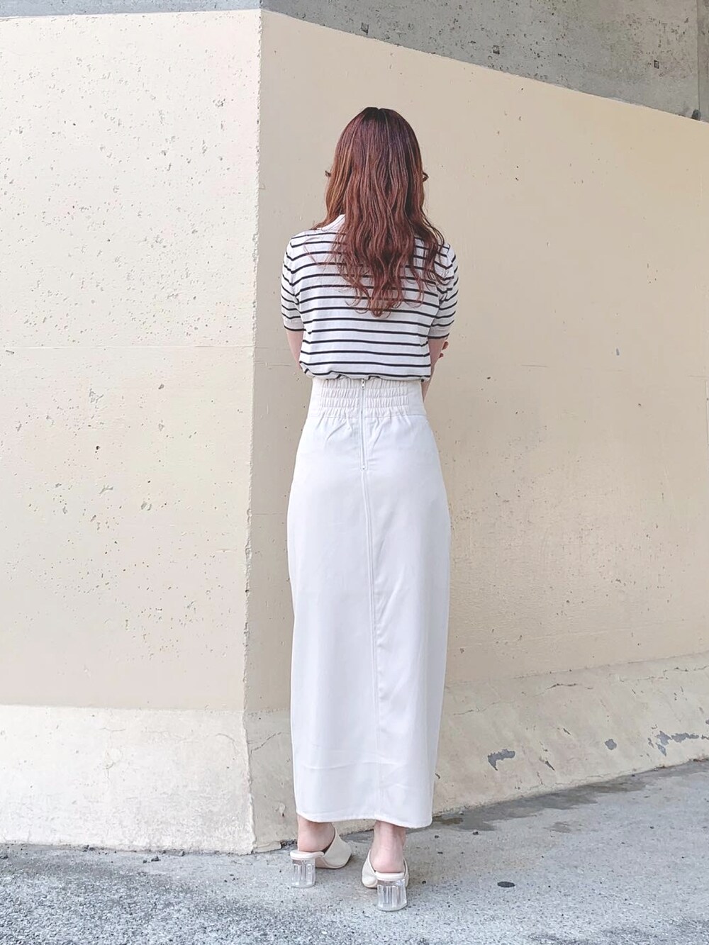ホワイト系のトップス、ホワイト系のスカート、ホワイト系のスカートを着用したレディースの夏コーディネートの3枚目の写真