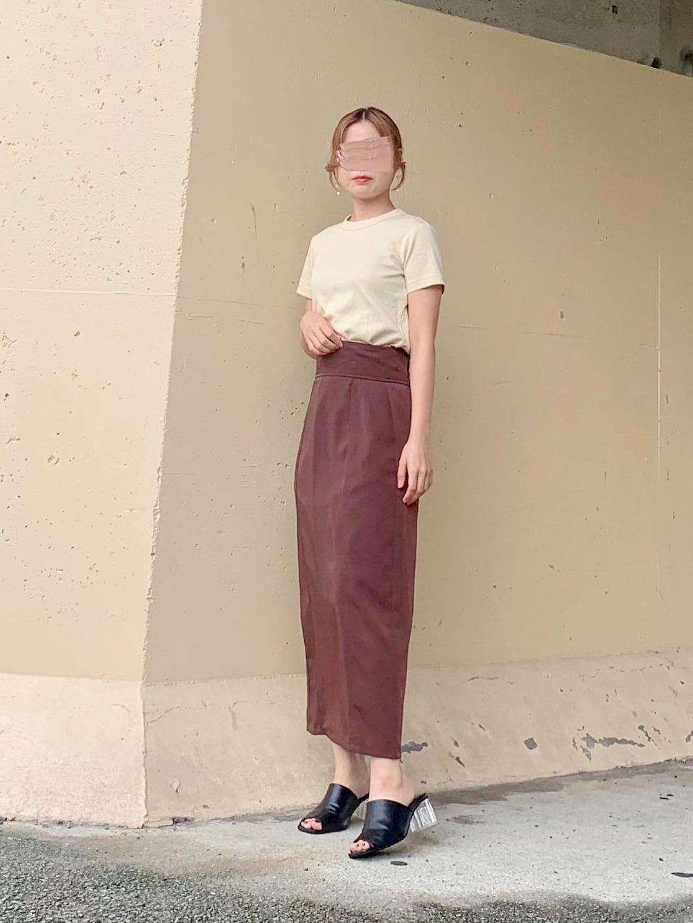 ベージュ系のTシャツ/カットソー、ベージュ系のTシャツ/カットソー、ブラウン系のスカートを着用したレディースの秋コーディネートの2枚目の写真