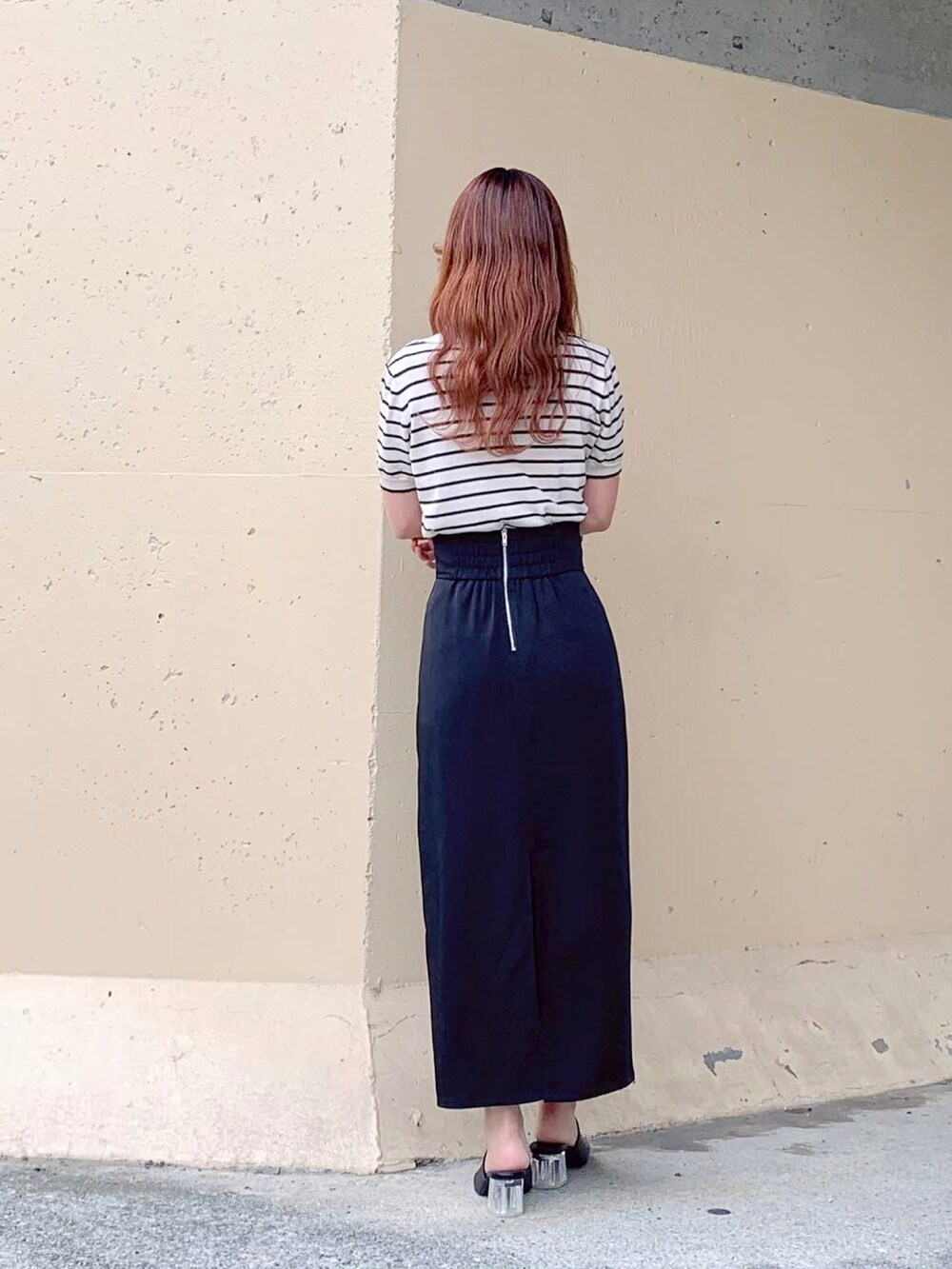 ホワイト系のトップス、ブラック系のスカート、ホワイト系のスカートを着用したレディースの夏コーディネートの4枚目の写真