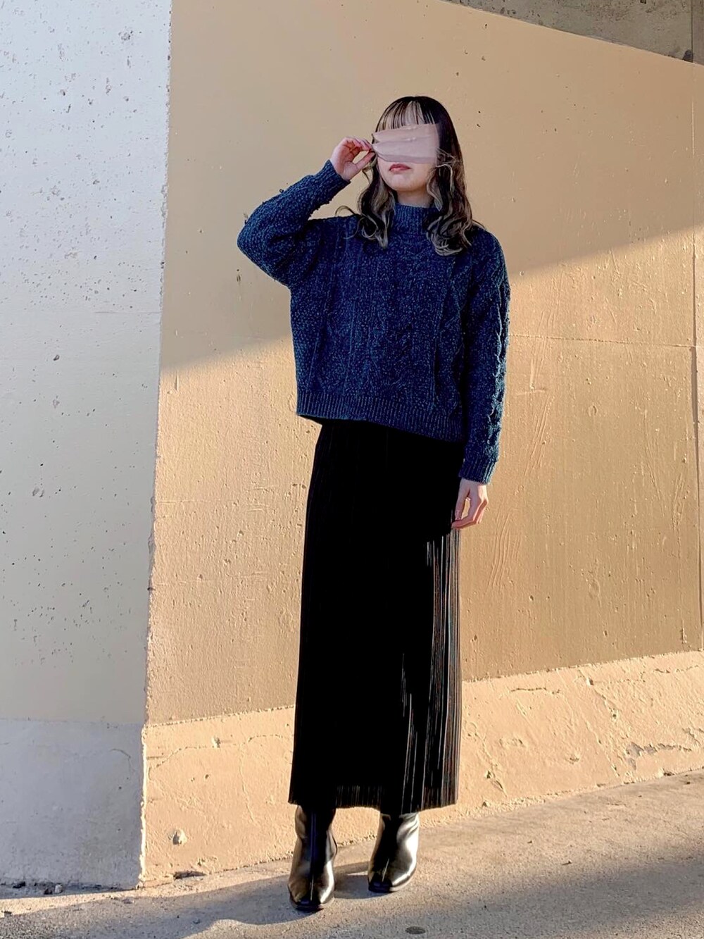 ブルー系のTシャツ/カットソー、グリーン系のニット/セーター、ベージュ系のその他アウターを着用したレディースの冬コーディネートの5枚目の写真