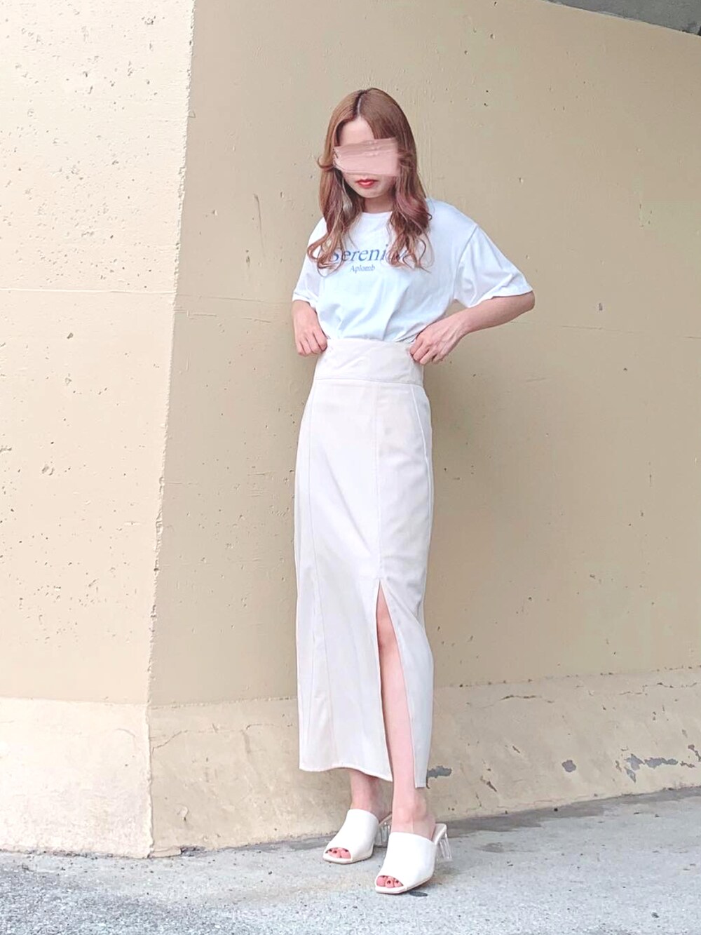 ホワイト系のTシャツ/カットソー、ホワイト系のTシャツ/カットソー、ホワイト系のスカートを着用したレディースの夏コーディネートの2枚目の写真