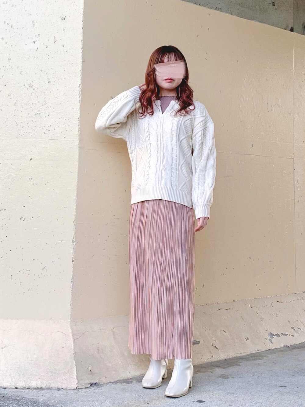 ホワイト系のニット/セーター、ホワイト系のニット/セーター、ピンク系のニット/セーターを着用したレディースの春コーディネートの3枚目の写真