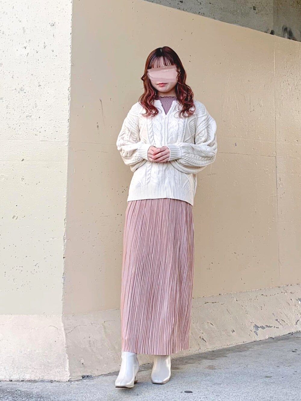 ホワイト系のニット/セーター、ホワイト系のニット/セーター、ピンク系のニット/セーターを着用したレディースの春コーディネートの2枚目の写真