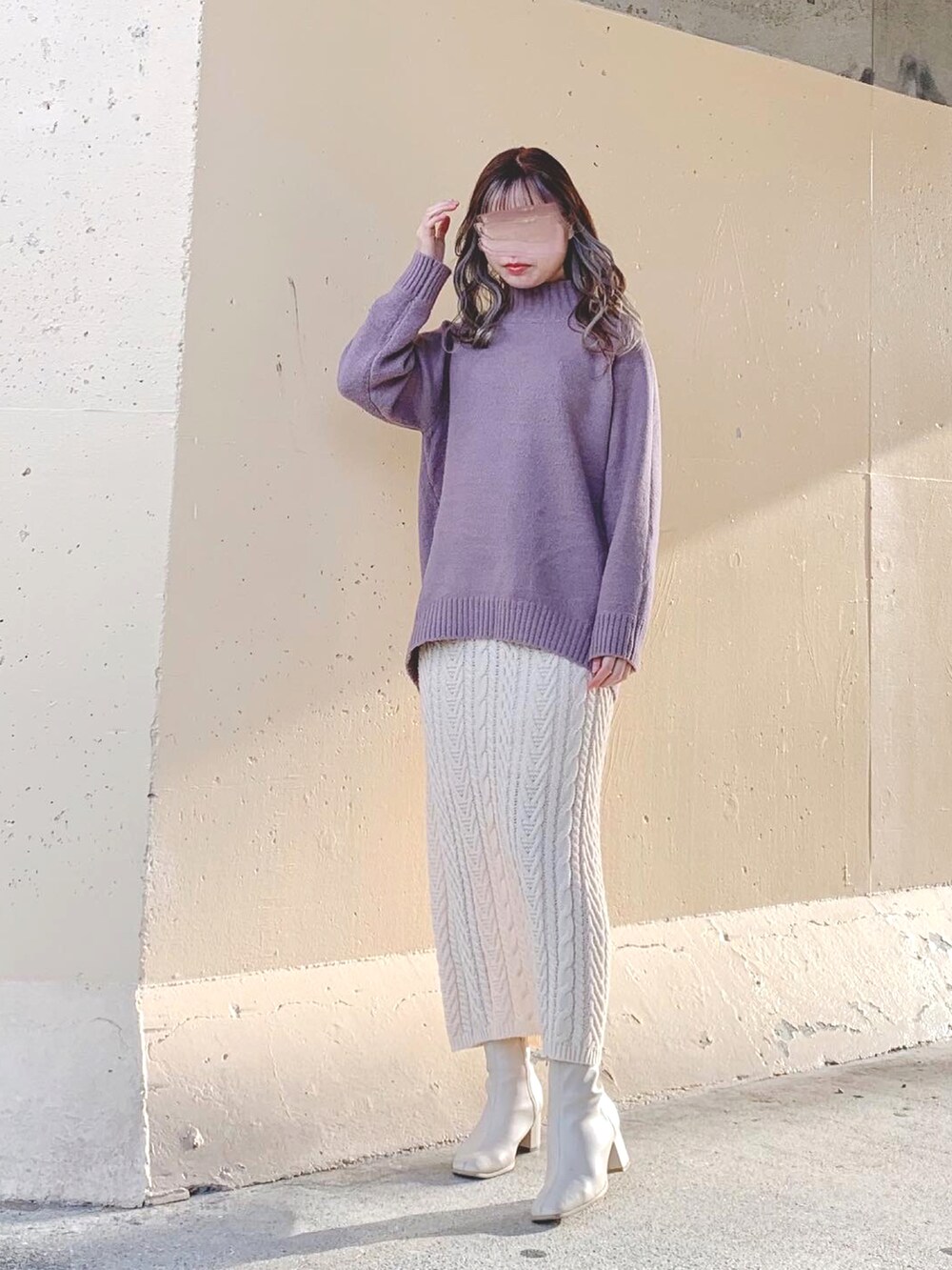 ホワイト系のブルゾン、ベージュ系のダッフルコート、パープル系のニット/セーターを着用したレディースの冬コーディネートの3枚目の写真