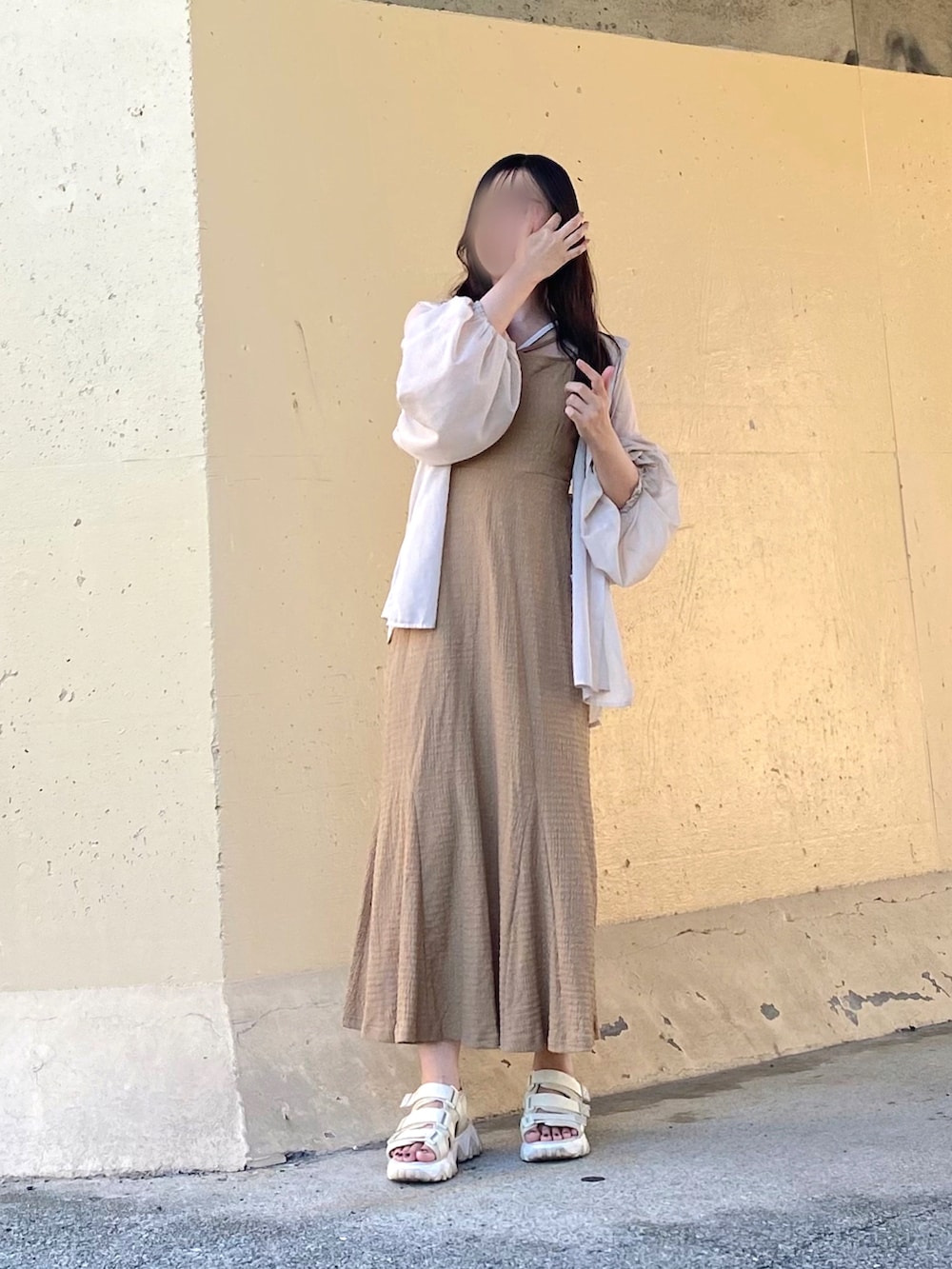 ベージュ系のワンピース、ベージュ系のワンピース、ホワイト系のキャミソールを着用したレディースの夏コーディネートの2枚目の写真