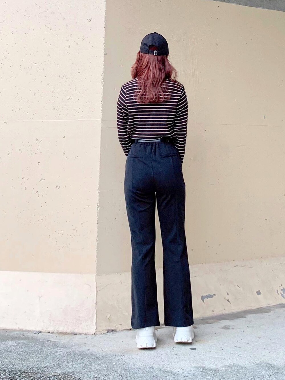 ブラック系のTシャツ/カットソー、ブラック系のその他パンツ、ブラック系のその他パンツを着用したレディースの秋コーディネートの4枚目の写真